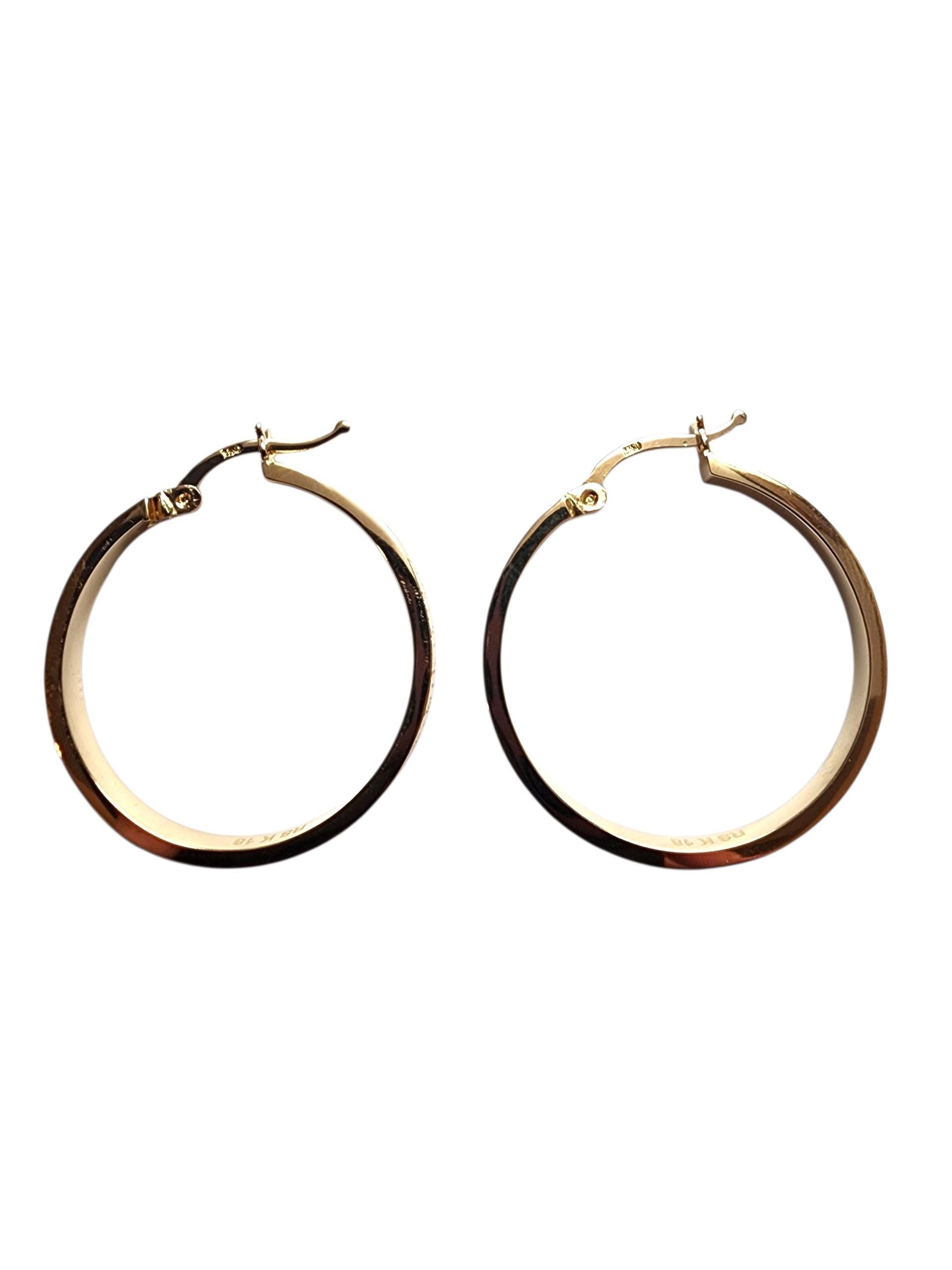 Pendientes Aros Llave Griega Oro Amarillo 18k-

Estos pendientes de llave griega presentan el icónico dibujo del meandro, que simboliza el infinito y la unidad. Elaborados con precisión en oro brillante, combinan la elegancia clásica con el estilo