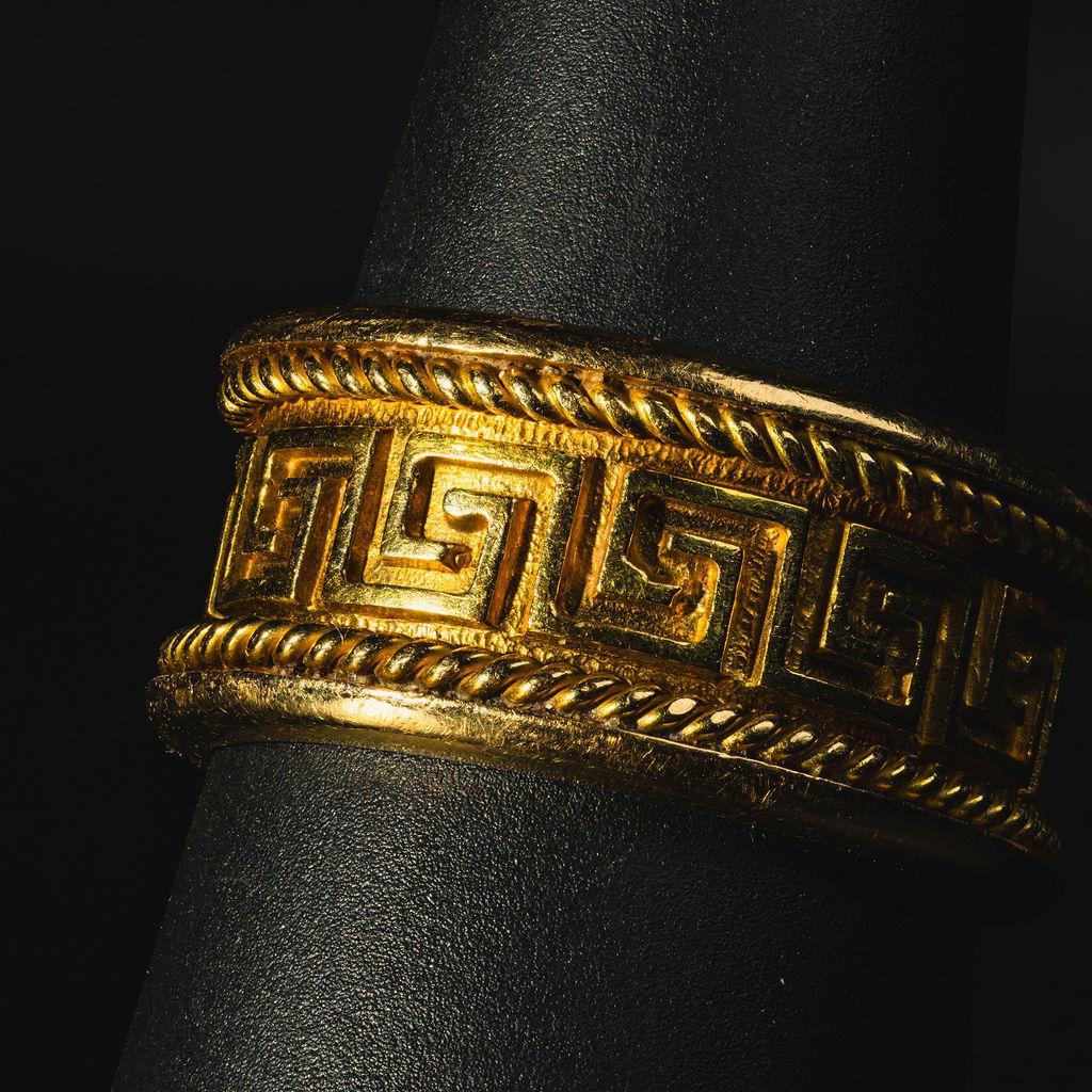 Matériau : Or jaune 18k
Poids : 11.5 gramme
Taille : 8 
Largeur de la bande : 10,6 mm

Cet élégant bracelet large en or jaune 18 carats est orné d'une clé grecque, un motif qui revient à la mode. Cette bague convient aussi bien à l'index qu'à