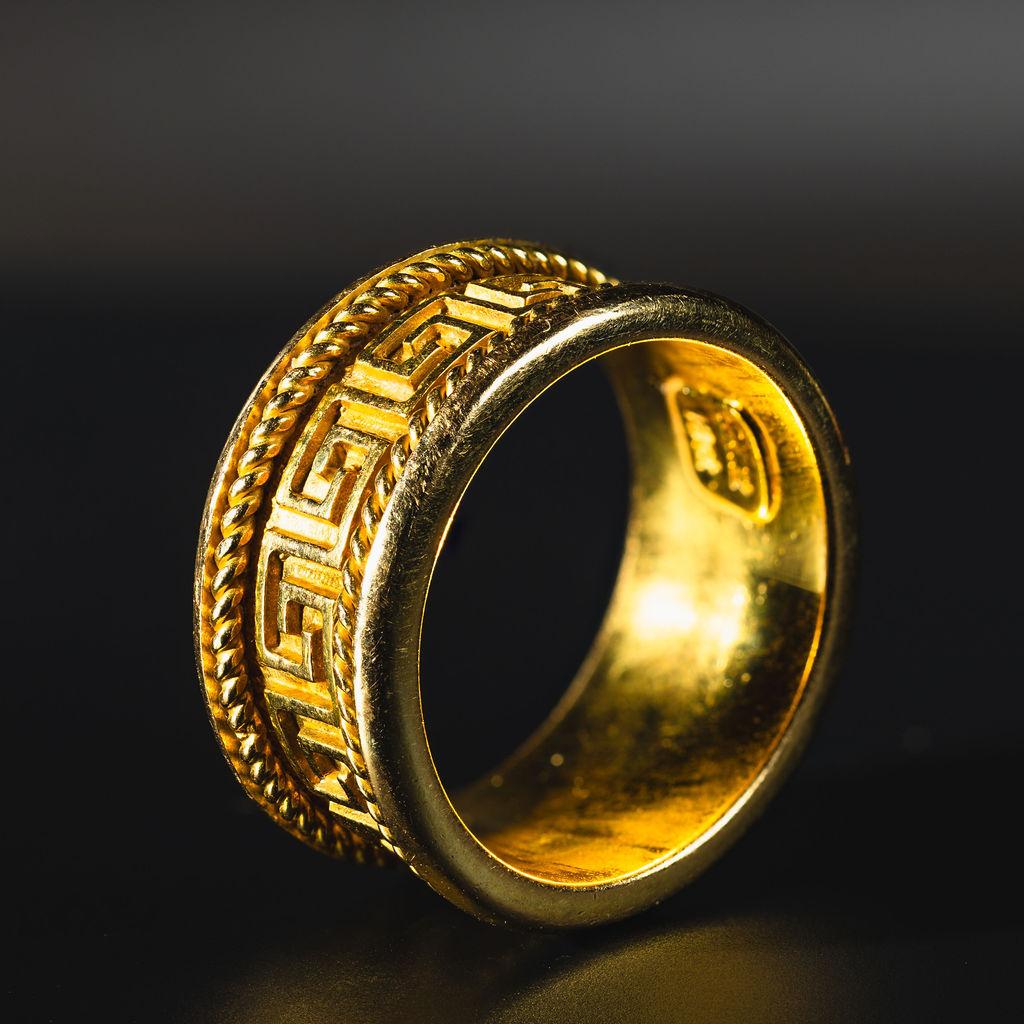 Bague en or jaune 18k avec clé grecque Bon état - En vente à Bernardsville, NJ