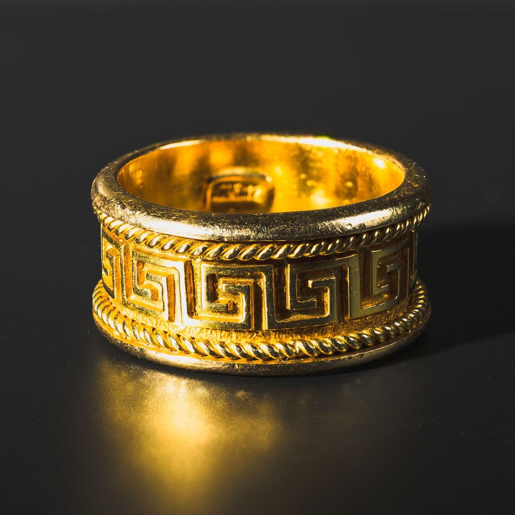 Bague en or jaune 18k avec clé grecque Unisexe en vente