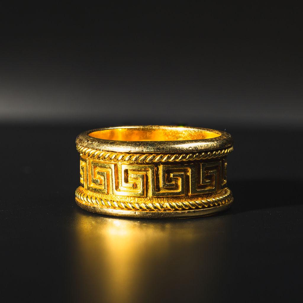 Bague en or jaune 18k avec clé grecque en vente 1