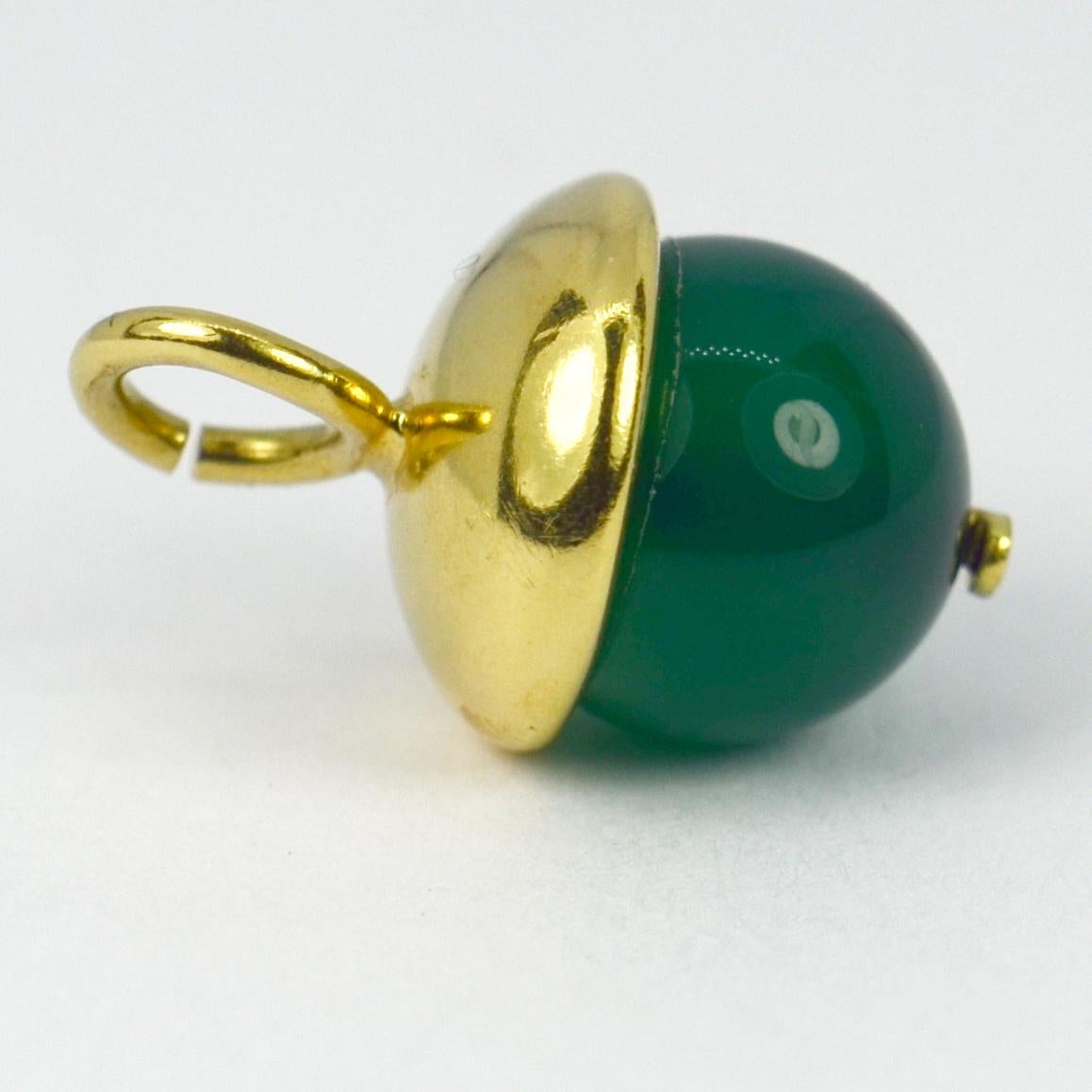 Pendentif breloque sphère en or jaune 18 carats et agate verte Bon état - En vente à London, GB