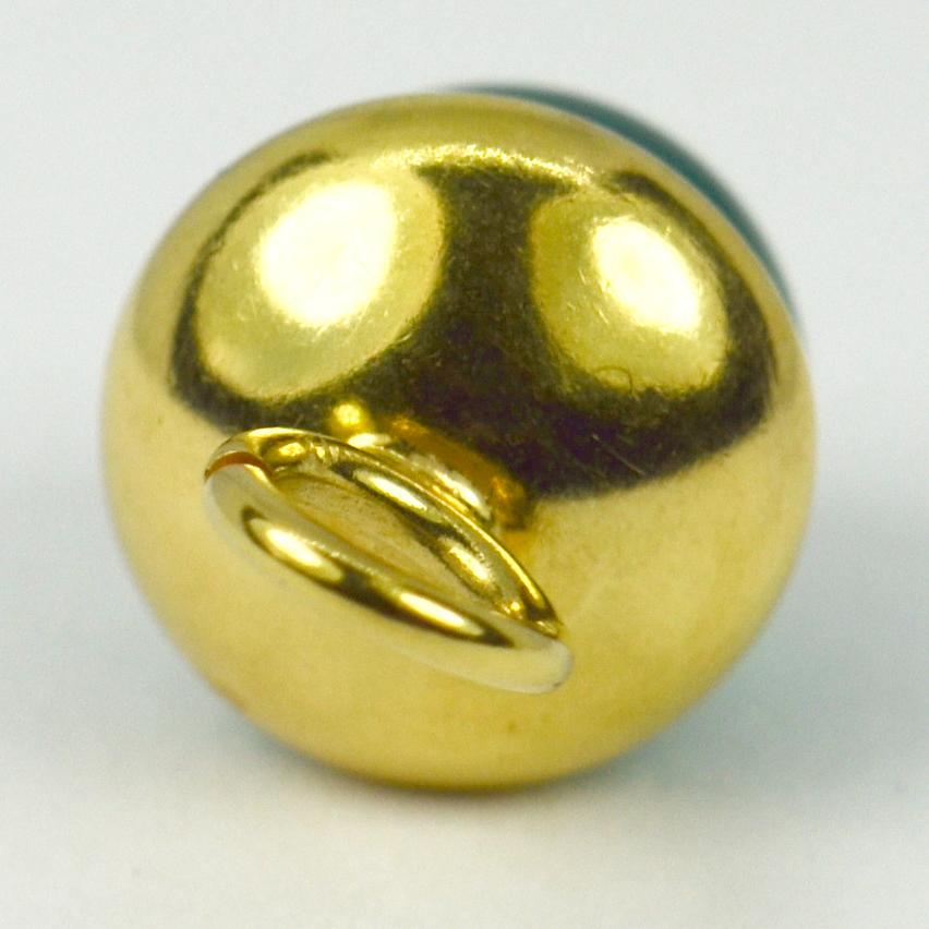 Pendentif breloque sphère en or jaune 18 carats et agate verte Unisexe en vente