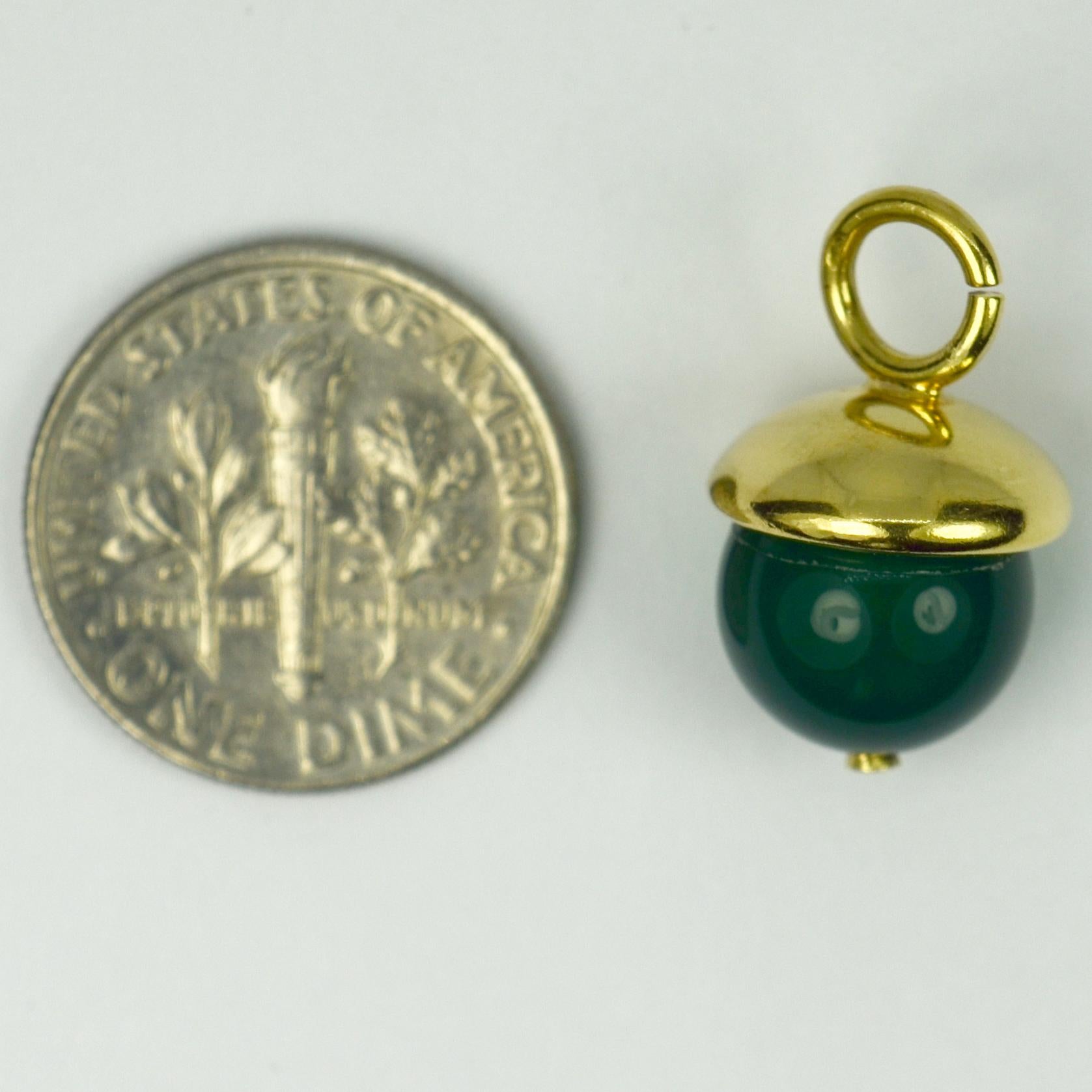 18 Karat Yellow Gold Green Agate Sphere Charm Pendant In Good Condition For Sale In London, GB