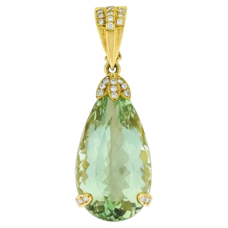 Ciondolo in oro giallo 18K con berillo verde e diamanti 21g in vendita