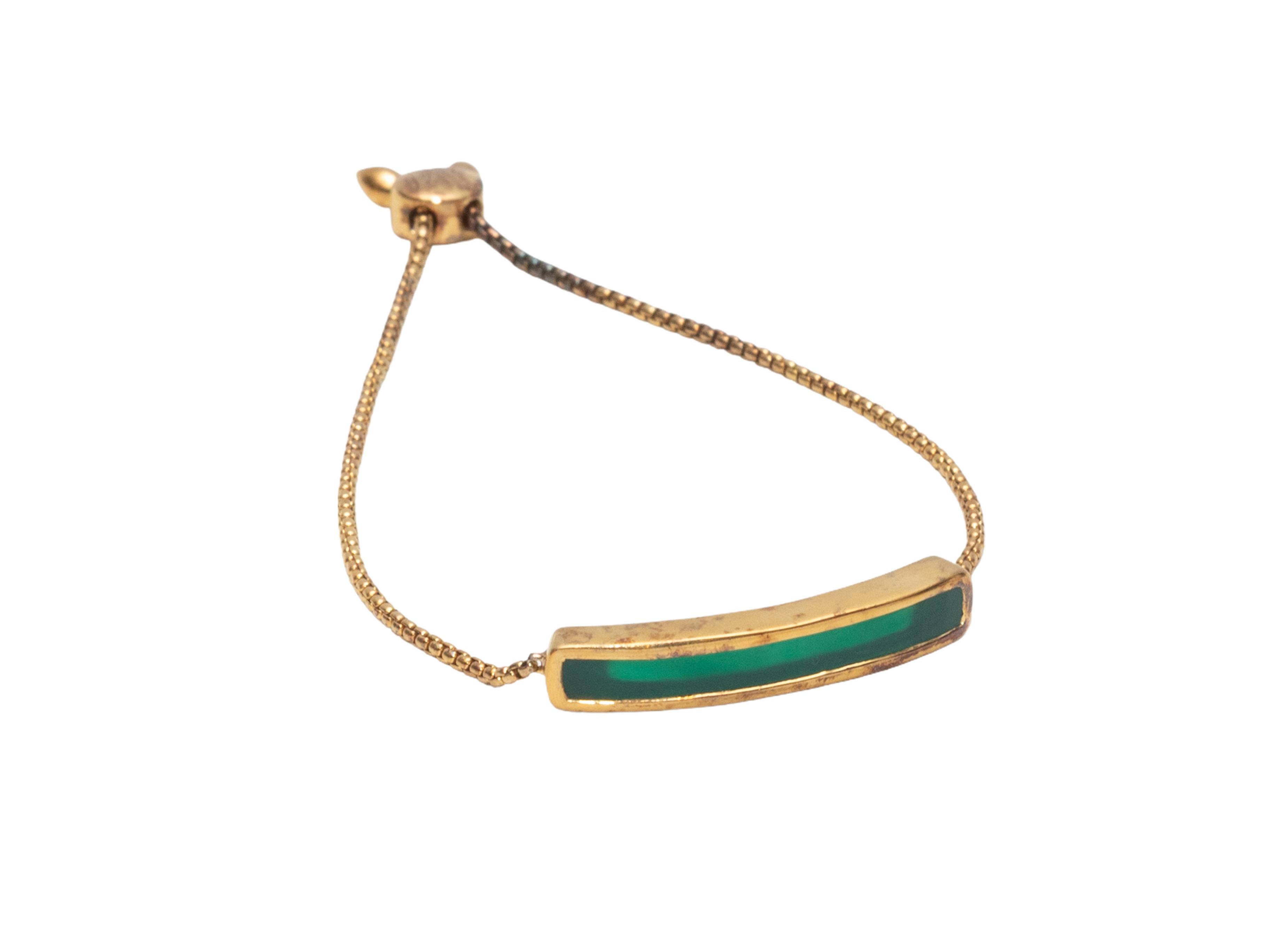 Bracciale in oro giallo 18 carati in vermeil e calcedonio verde di Monica Vinader. Chiusura con cursore a ginocchiera. Larghezza 0,4