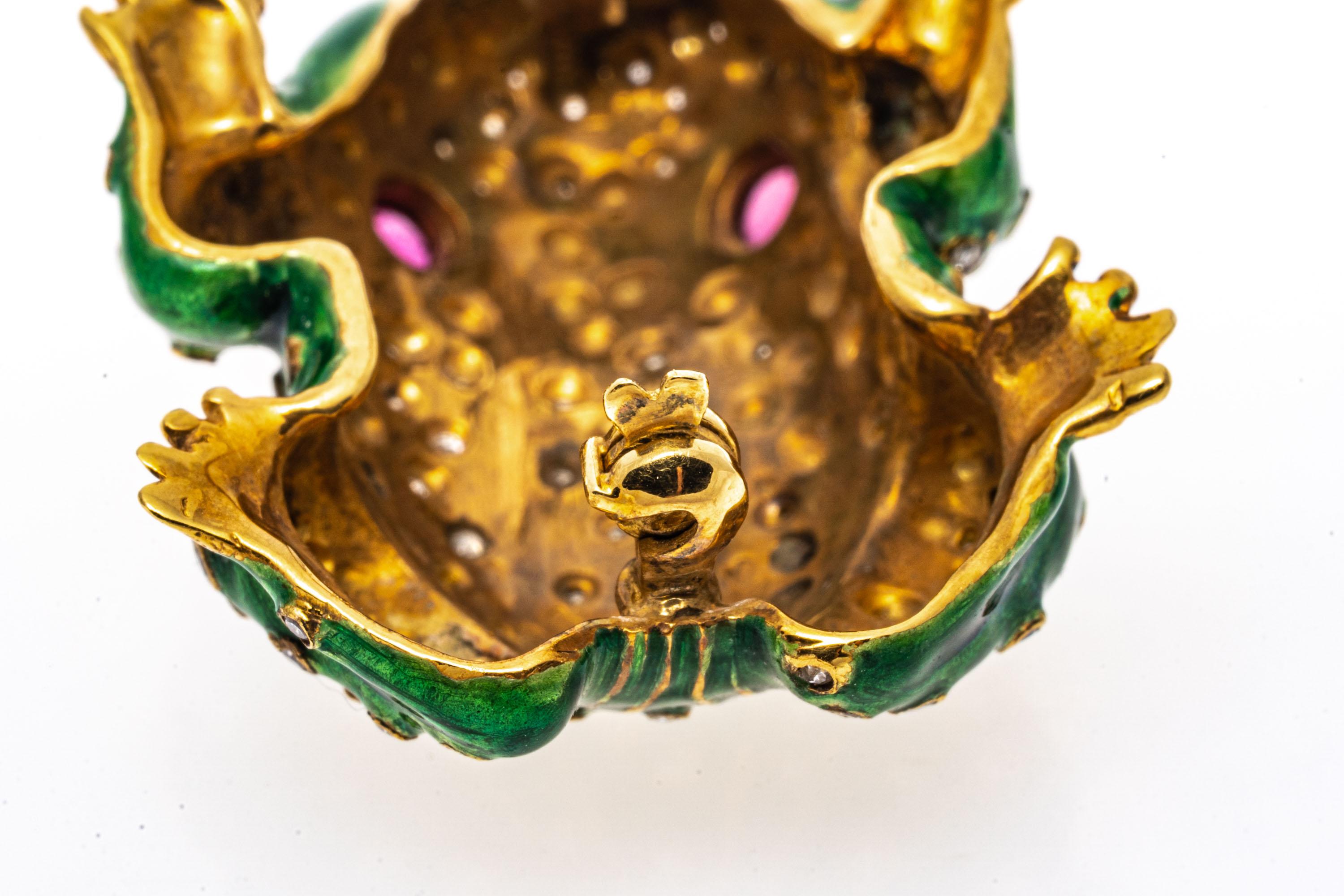 Broche grenouille en or jaune 18 carats et émail vert avec décorations en diamants Pour femmes en vente