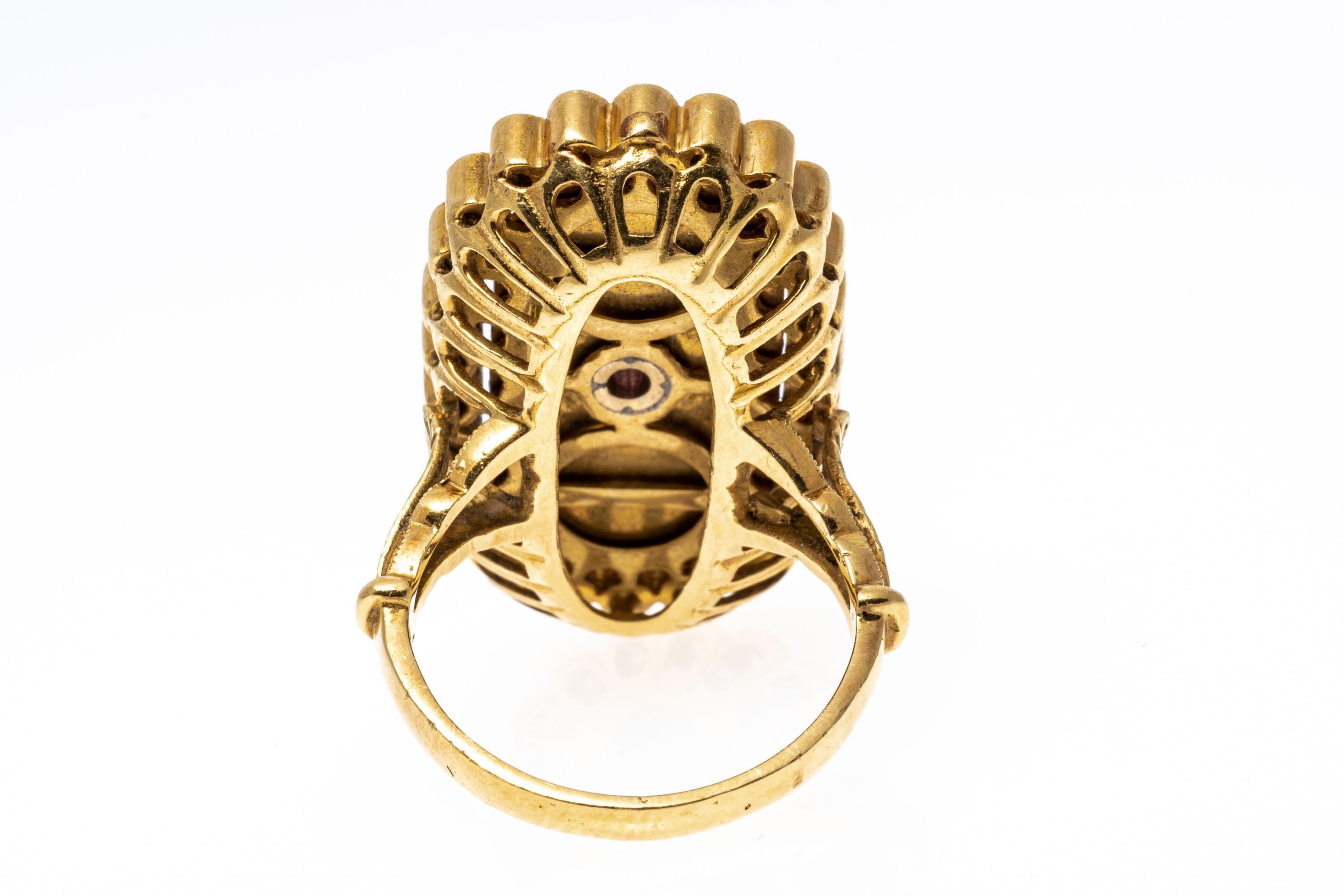 Taille ronde Bague ovale allongée en or jaune 18 carats, émail vert, rubis et diamants maculés en vente