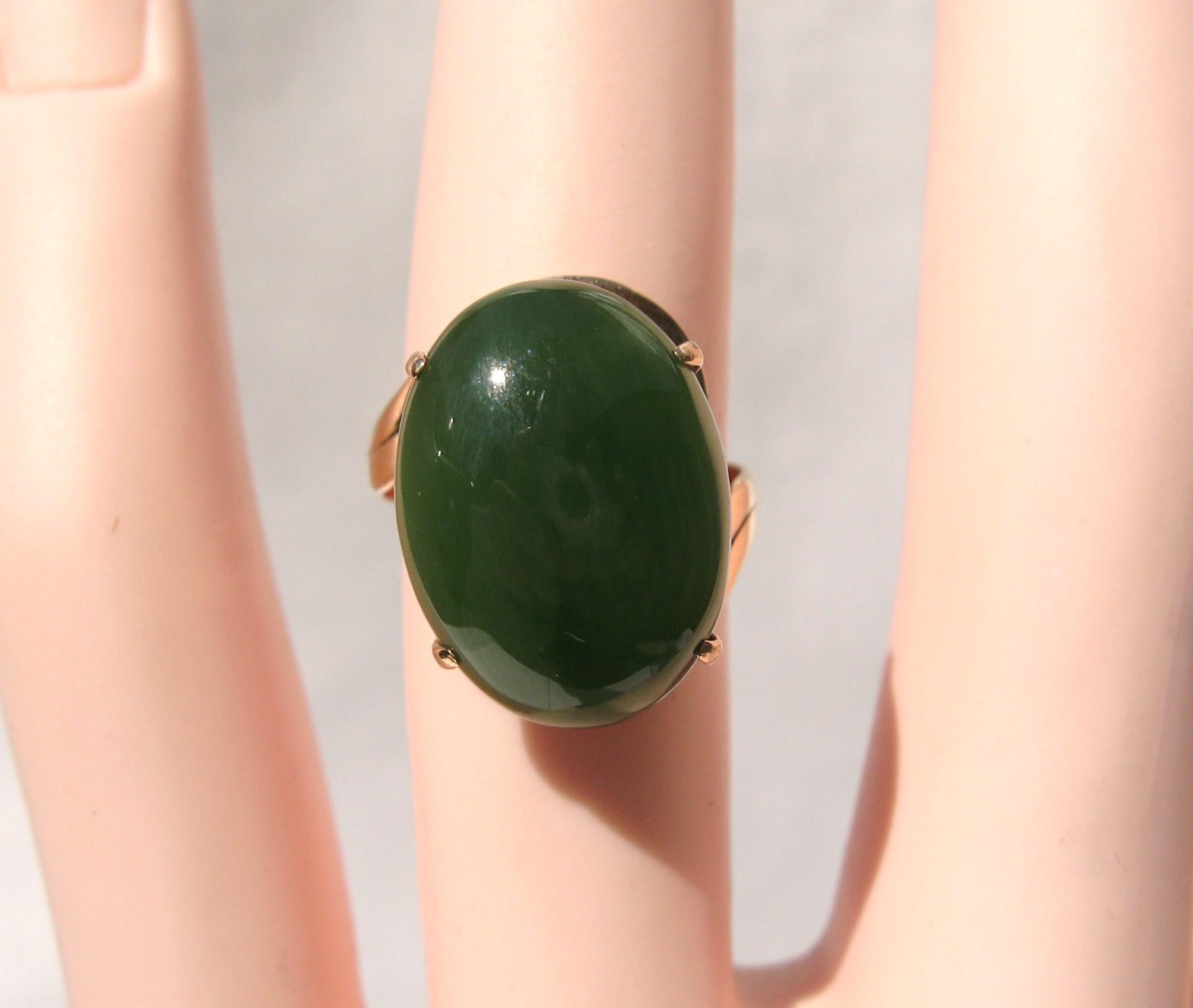 Oval Cut 18 Karat Yellow Gold Green Jade Swirl Ring Midcentury For Sale