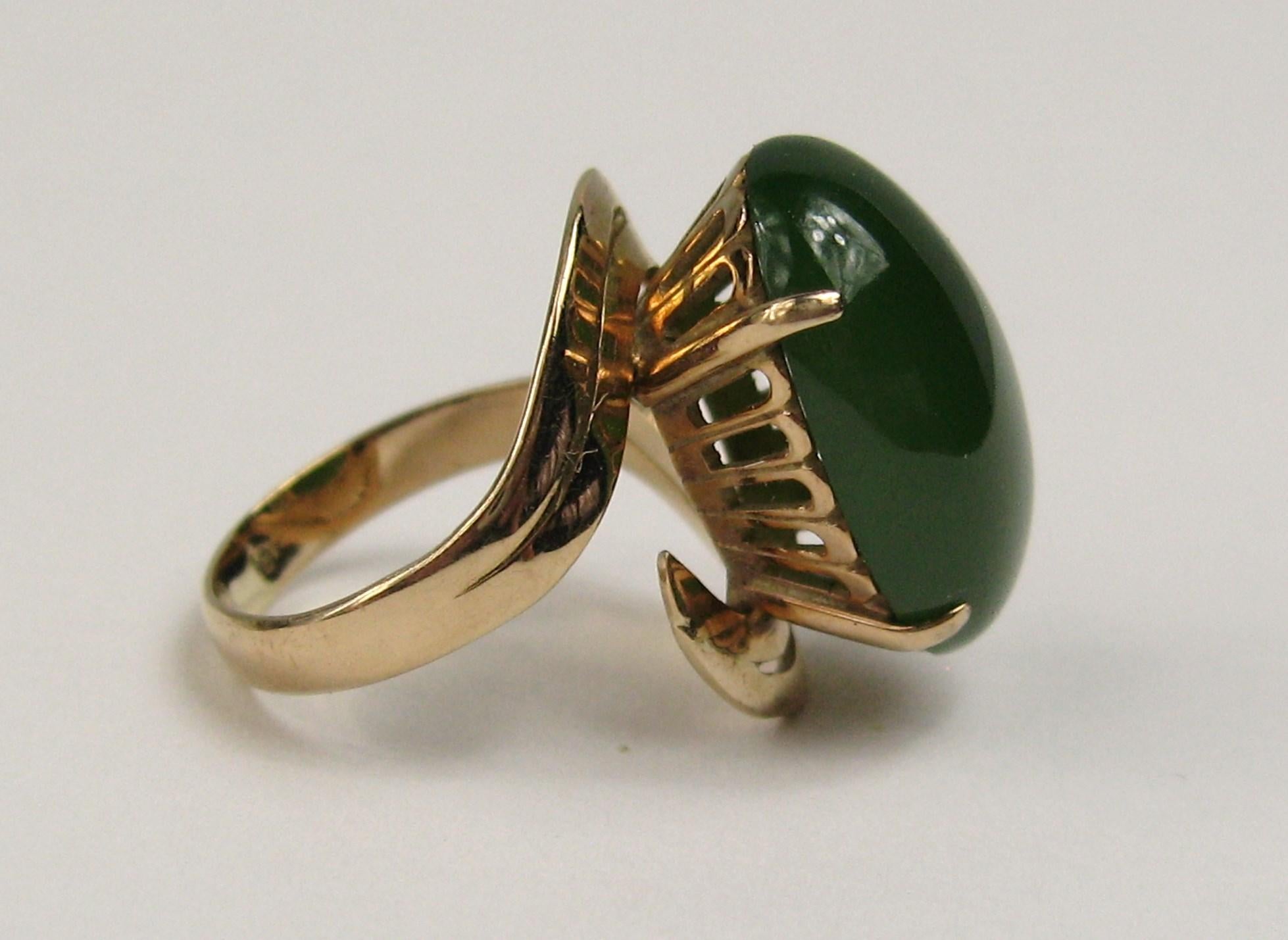 18 Karat Yellow Gold Green Jade Swirl Ring Midcentury In Good Condition For Sale In Wallkill, NY