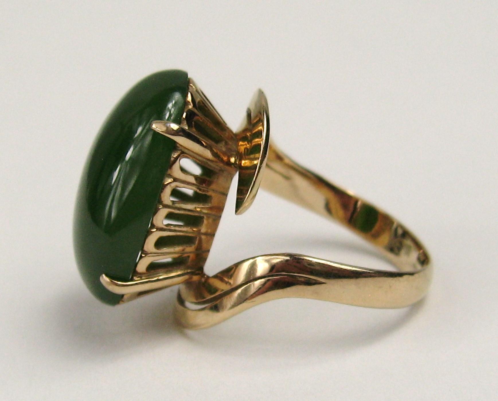 Women's 18 Karat Yellow Gold Green Jade Swirl Ring Midcentury For Sale