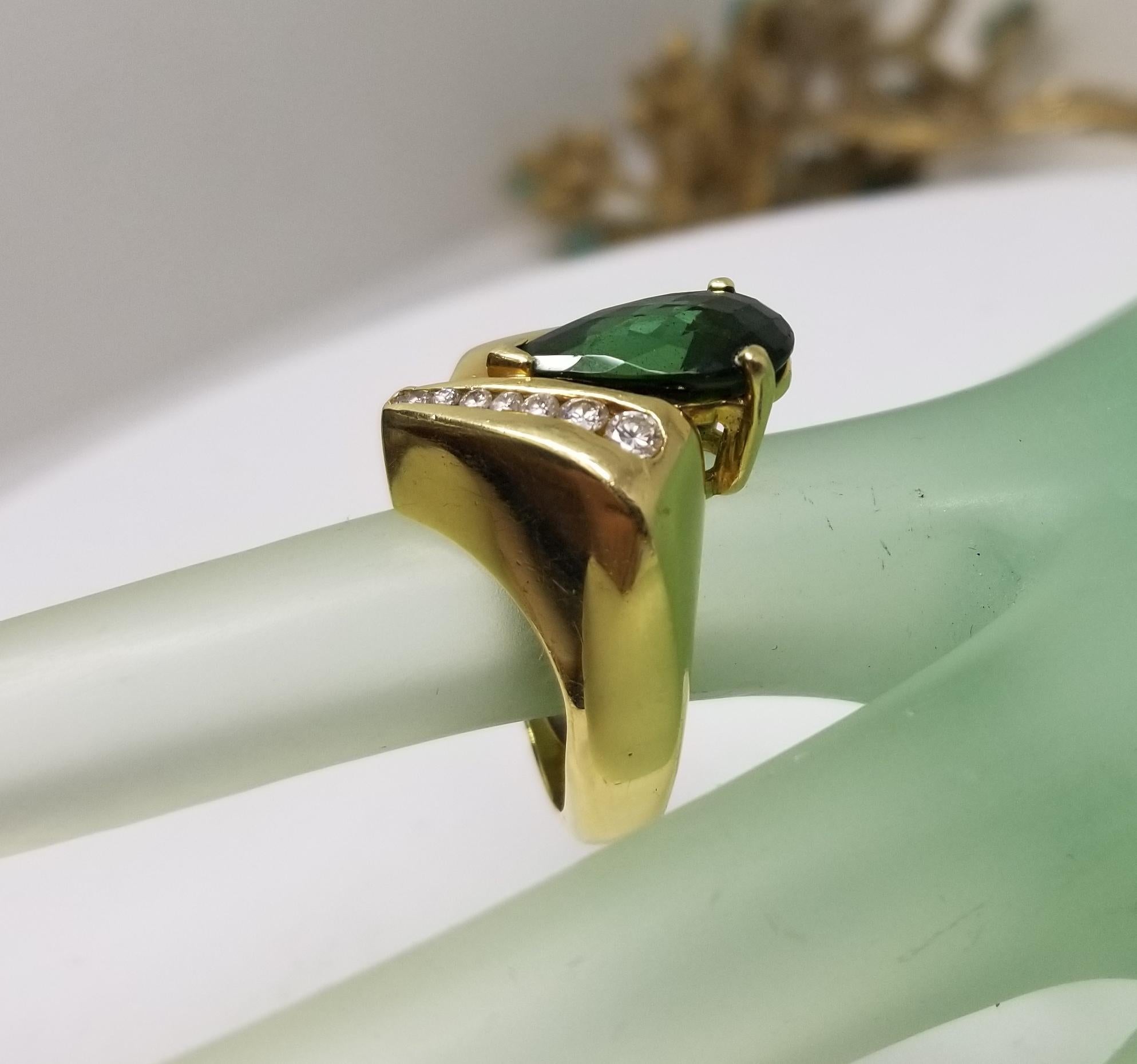 18 Karat Yellow Gold Green Tourmaline and Diamond Ring In Excellent Condition For Sale In Los Angeles, CA