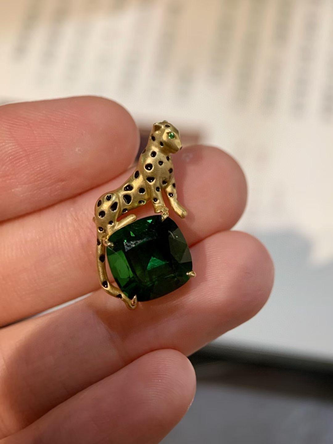 18K Yellow Gold Green Tourmaline & Onyx Leopard Brooch with Diamonds

1 Green Tourmaline - 5.044 CT
Total Weight - 4.11 GM