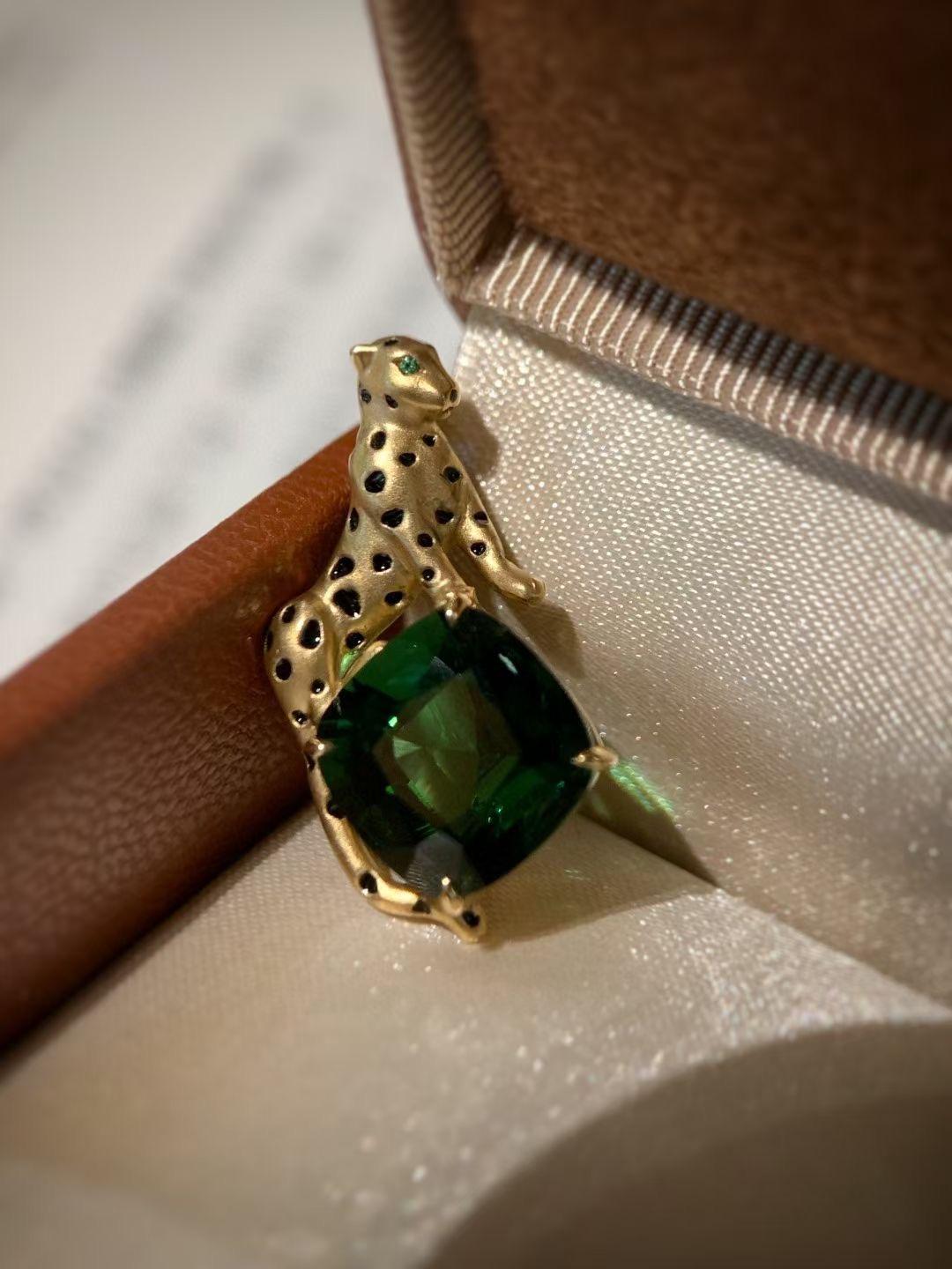 Modern 18K Yellow Gold Green Tourmaline & Onyx Leopard Brooch with Diamonds