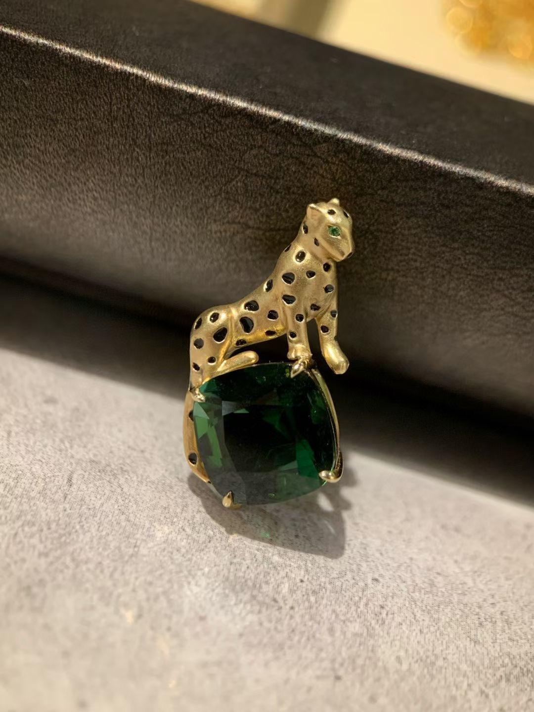 Cushion Cut 18K Yellow Gold Green Tourmaline & Onyx Leopard Brooch with Diamonds