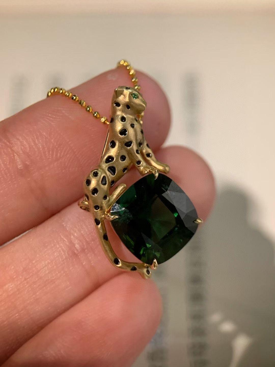 18K Yellow Gold Green Tourmaline & Onyx Leopard Brooch with Diamonds In New Condition In Kowloon, HK