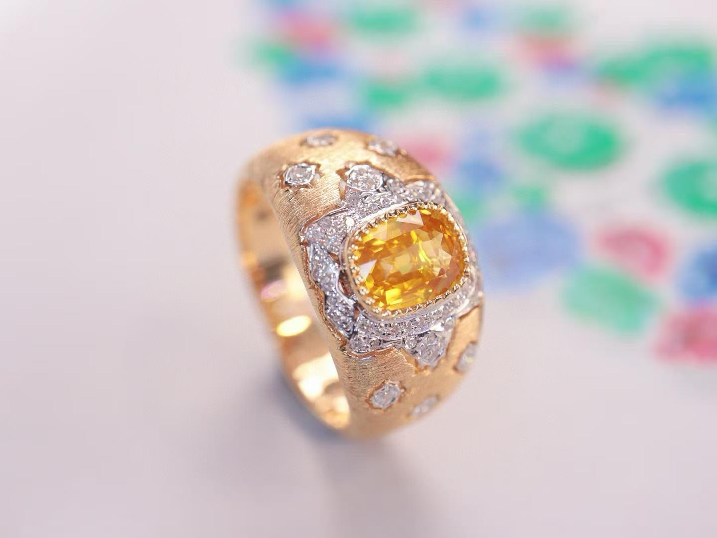18K Yellow Gold Guild Certified 2.03 Carat Yellow Sapphire Diamond Cocktail Ring In New Condition In Kowloon, HK