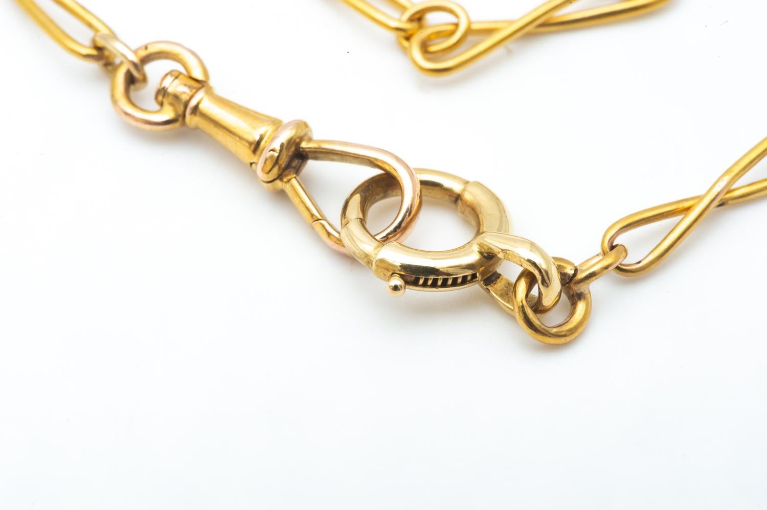 18k yellow gold gusset watch chain with links in the shape of 8

Chain that can be worn as a multi-row necklace and decorated with a pendant. 

Length : 127cm