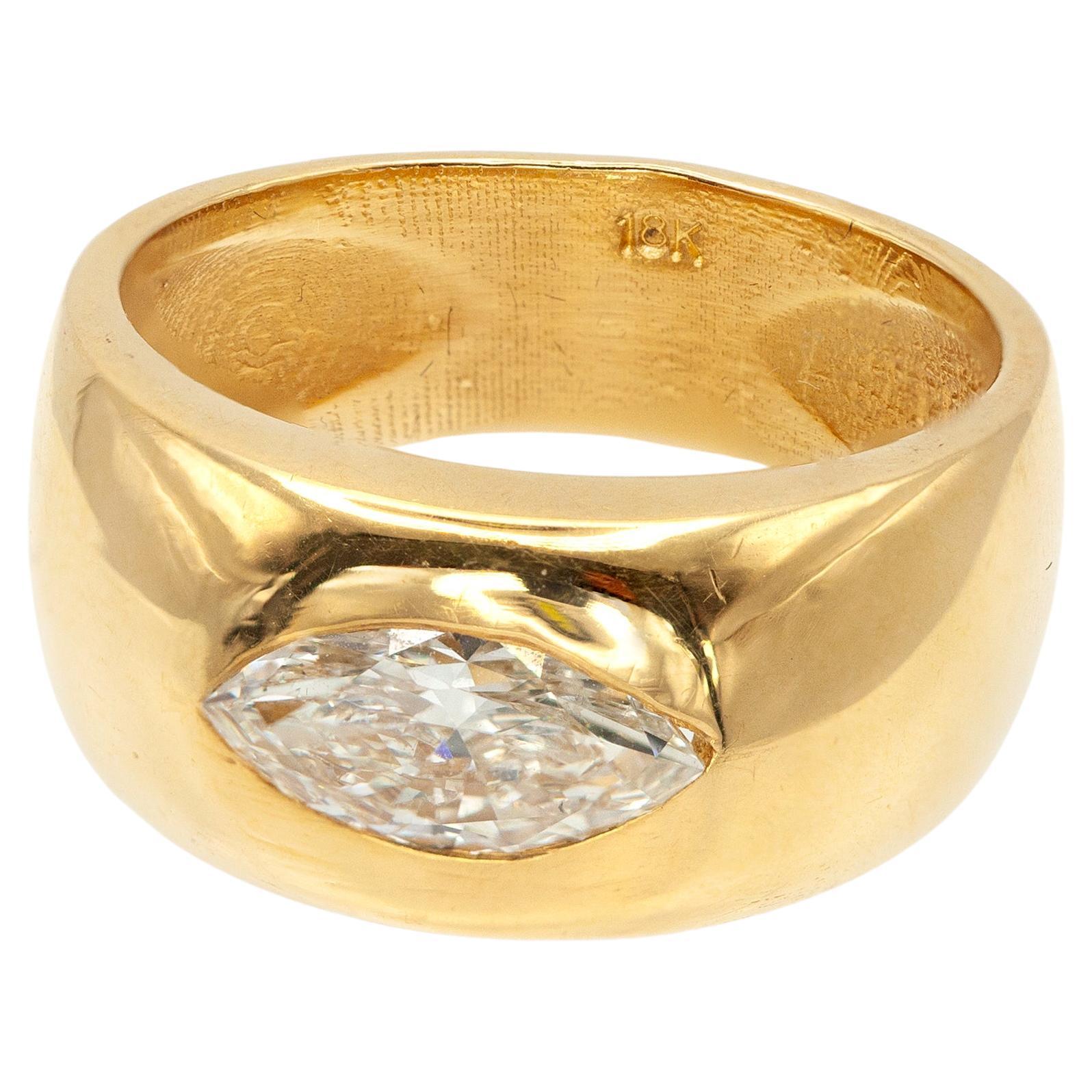 Bague en or jaune 18K sertie d
un diamant Marquise, circa 1990