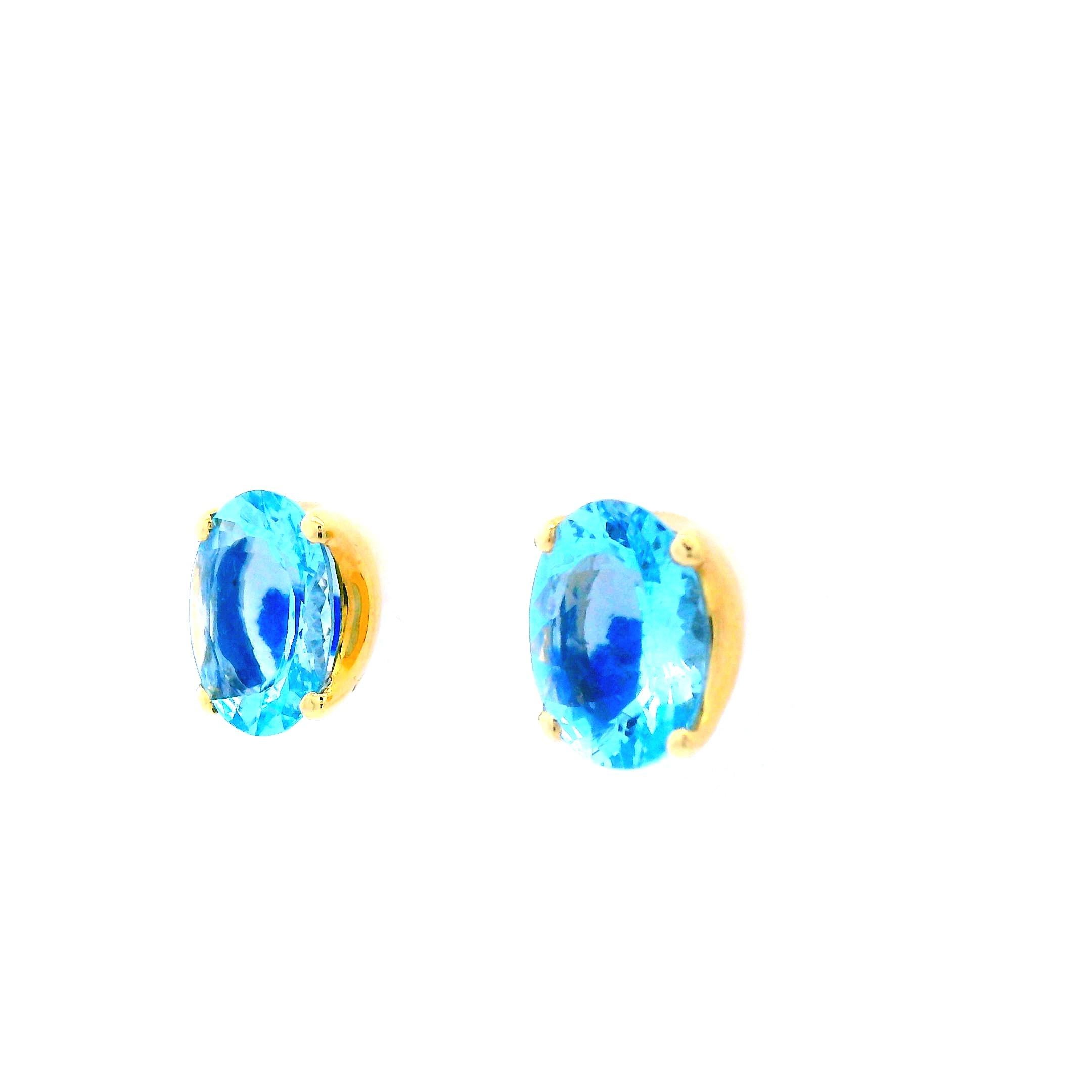 This beautiful pair of earrings is a pair of H. Stern 18k yellow gold aquamarine stud earrings. These fine earrings have two oval cut aquamarines, each set with a four-prong 18k yellow gold setting. The subtle hint of the 18k yellow gold over the