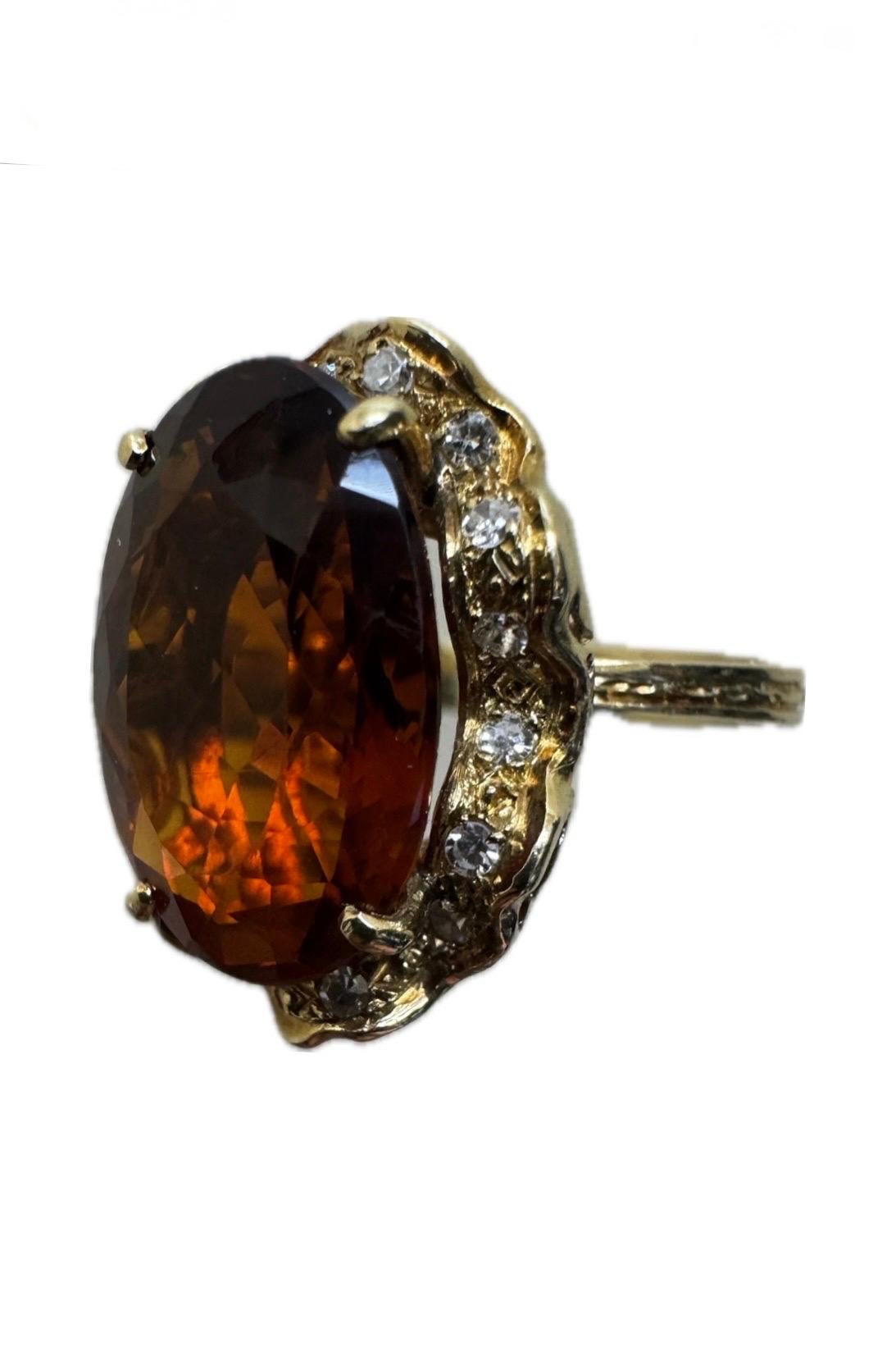 Bague en or jaune 18K Halo Diamond 10 Carat Oval Madeira Citrine en vente 1