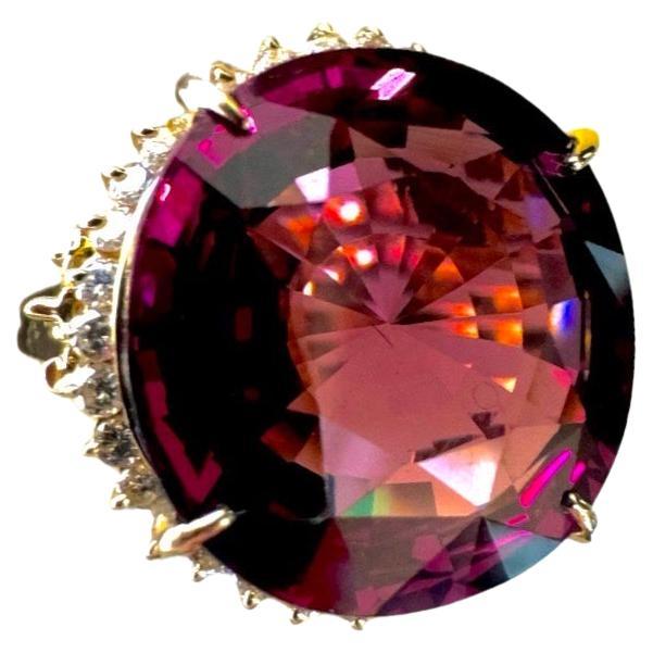 Anillo de oro amarillo de 18 quilates con halo de diamantes y granate rodolita de 11,66 quilates