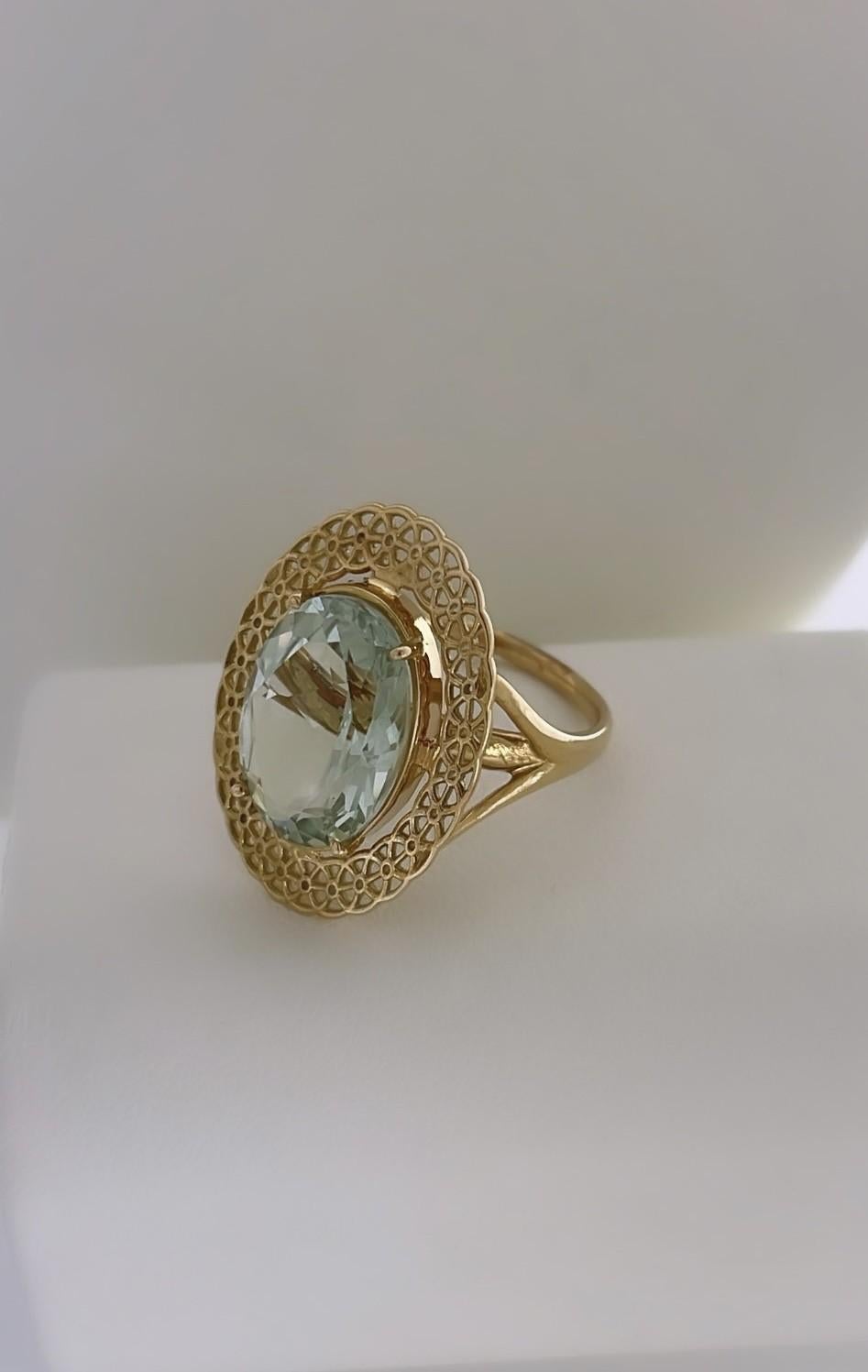For Sale:  Classic Design 18K Yellow Gold Halo Ring w/ Green Quartz 3