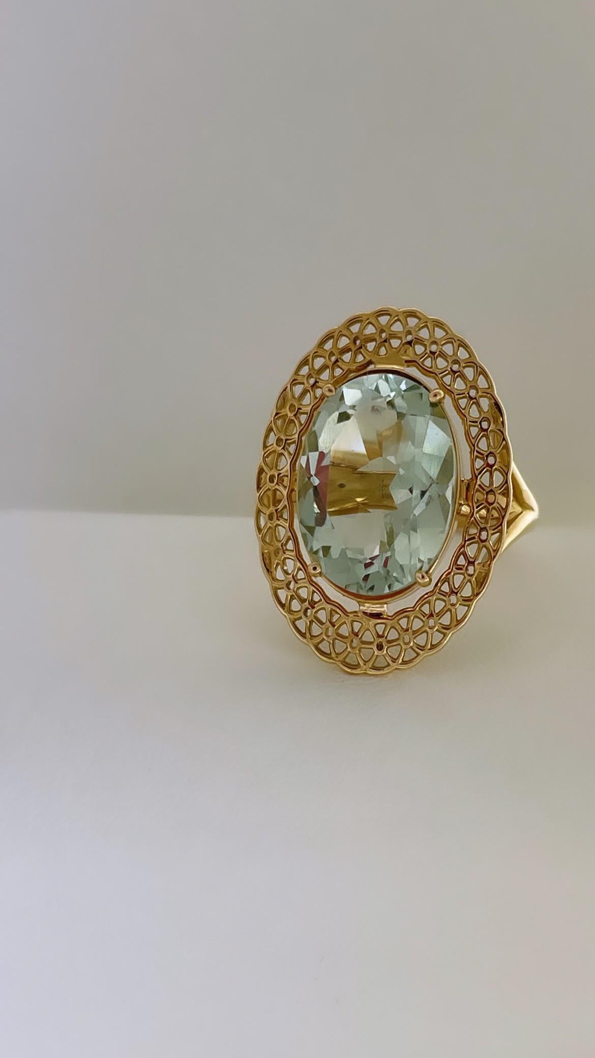 For Sale:  Classic Design 18K Yellow Gold Halo Ring w/ Green Quartz 4