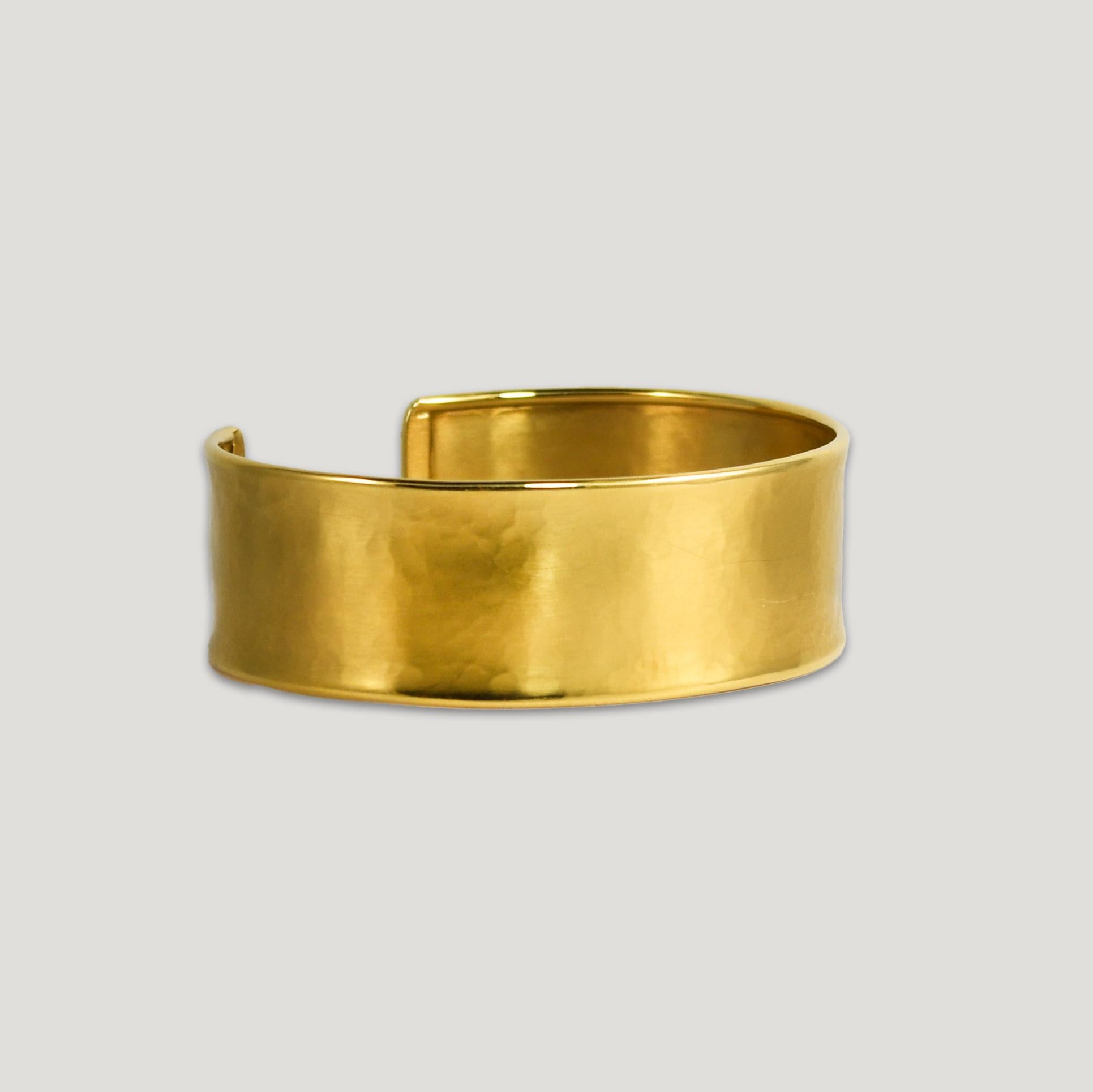 Armreif aus 18 Karat Gelbgold in Hammerschlagoptik.
Gestempelt 750 Italien und wiegt 19,8 Gramm.
Attraktive Hammerschlagoberflächen.
Zwei kleine Kratzer in der Nähe der Oberseite, aber sonst ausgezeichneter Zustand.
Der Armreif ist 3/4 Zoll breit