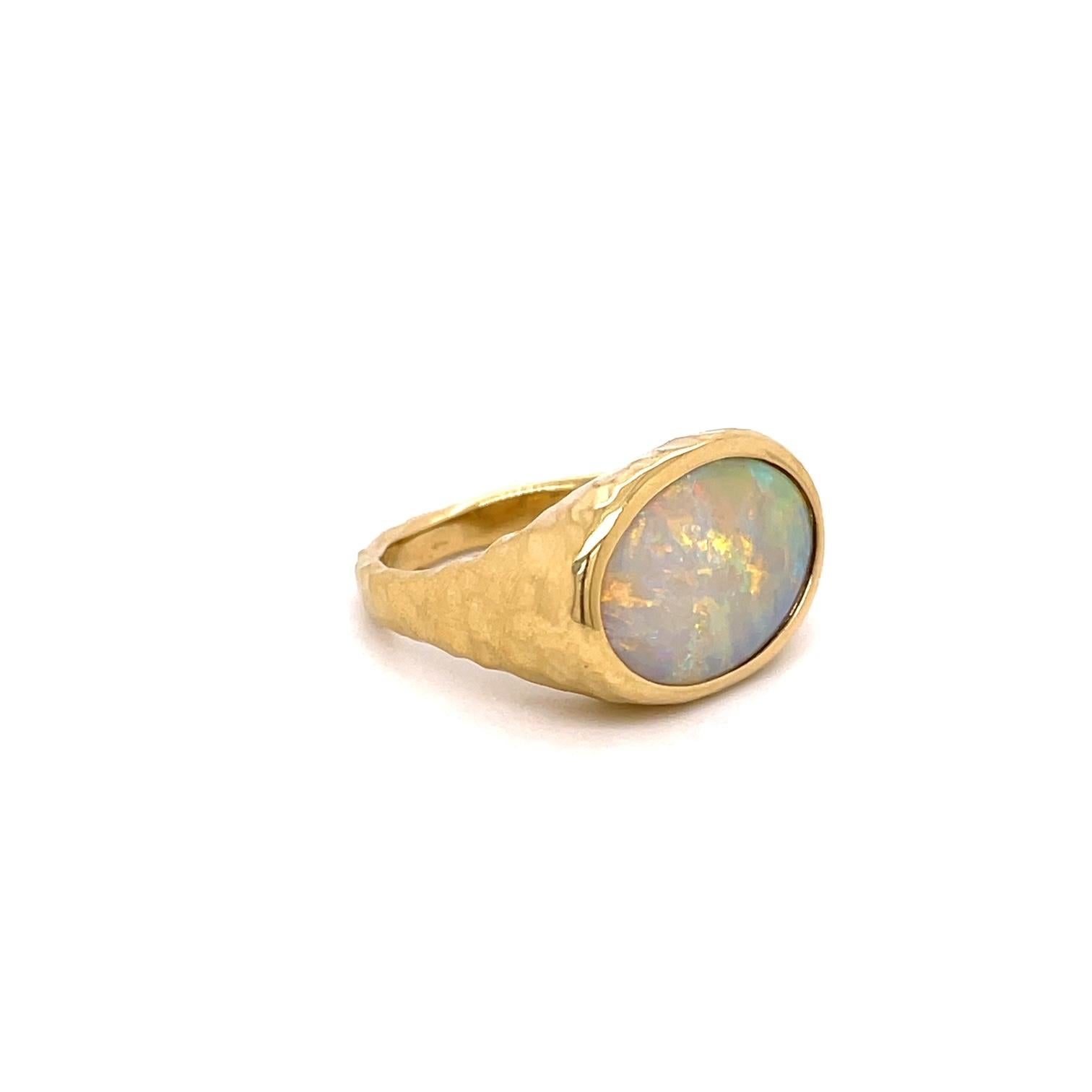 Ein gehämmerter Ring aus 18 Karat Gelbgold, besetzt mit einem ovalen Kristallopal von 3,65 Karat, unbehandelt, aus Australien. Ringgröße 7.5. Dieser Ring wurde von llyn strong hergestellt und entworfen.