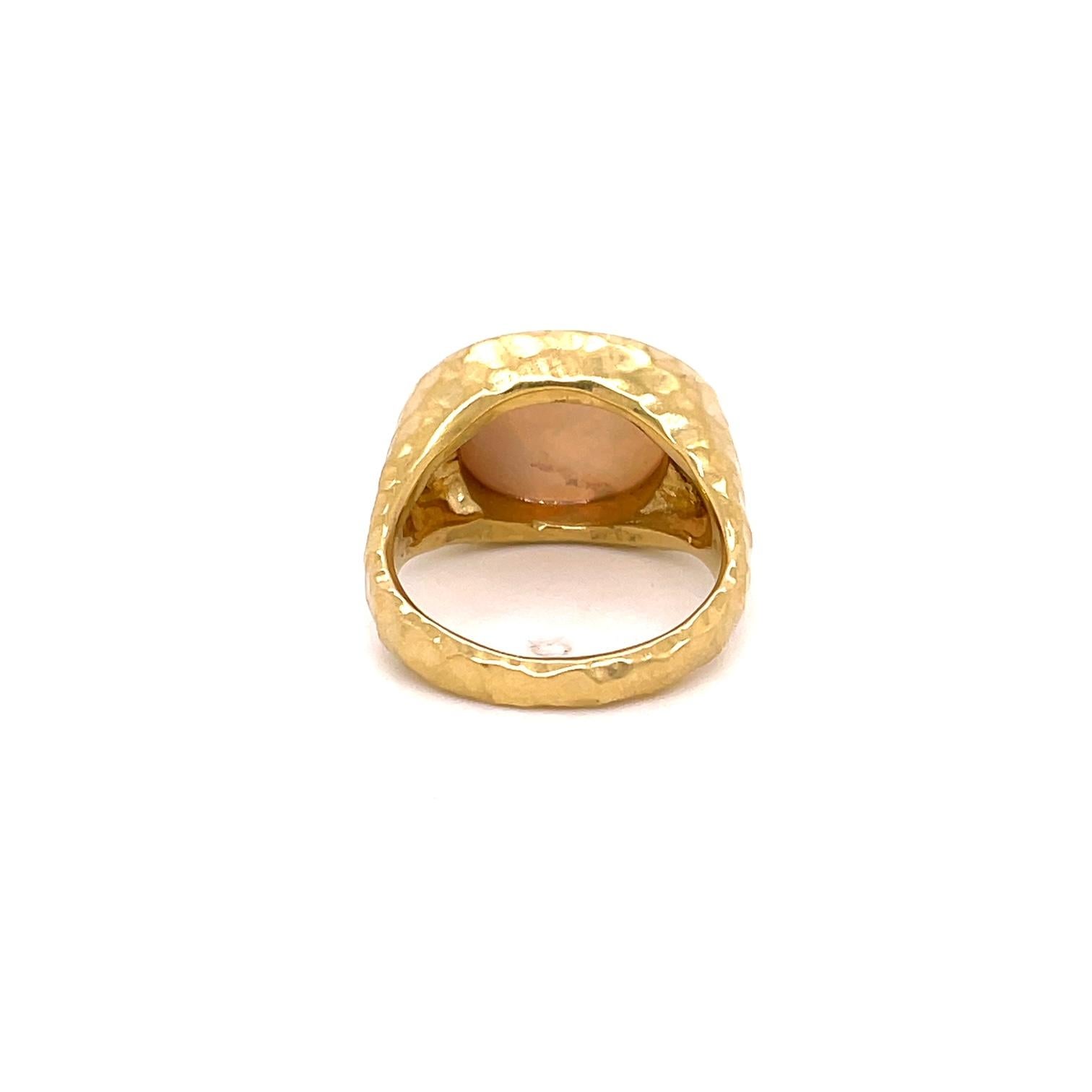 18 Karat Gelbgold gehämmerter Opalring mit 3,65 Karat (Zeitgenössisch)