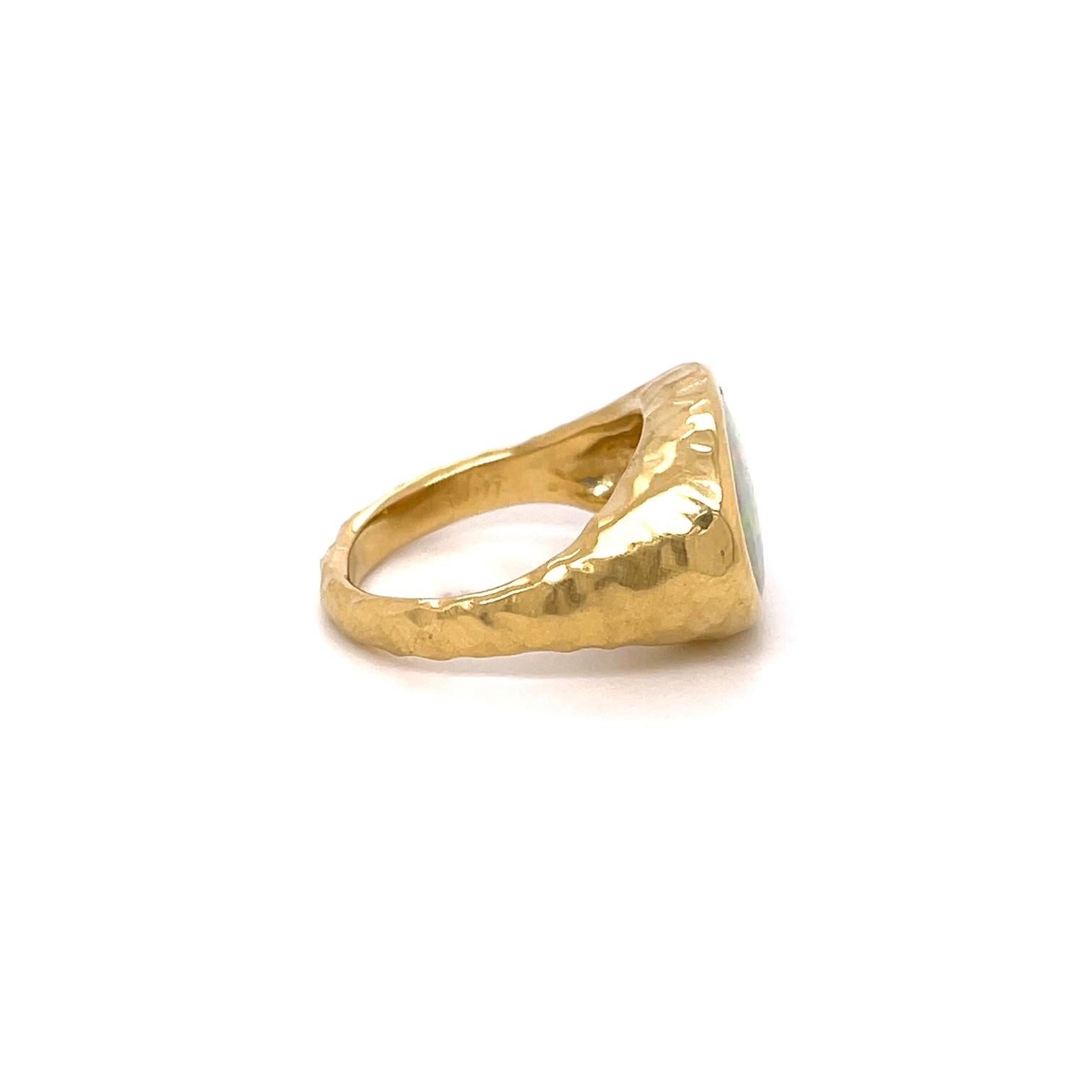 18 Karat Gelbgold gehämmerter Opalring mit 3,65 Karat (Cabochon)