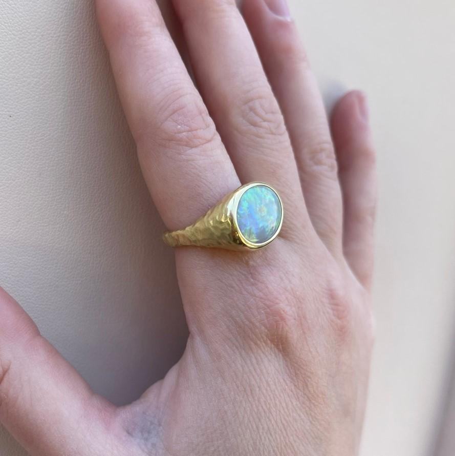 18 Karat Gelbgold gehämmerter Opalring mit 3,65 Karat Damen