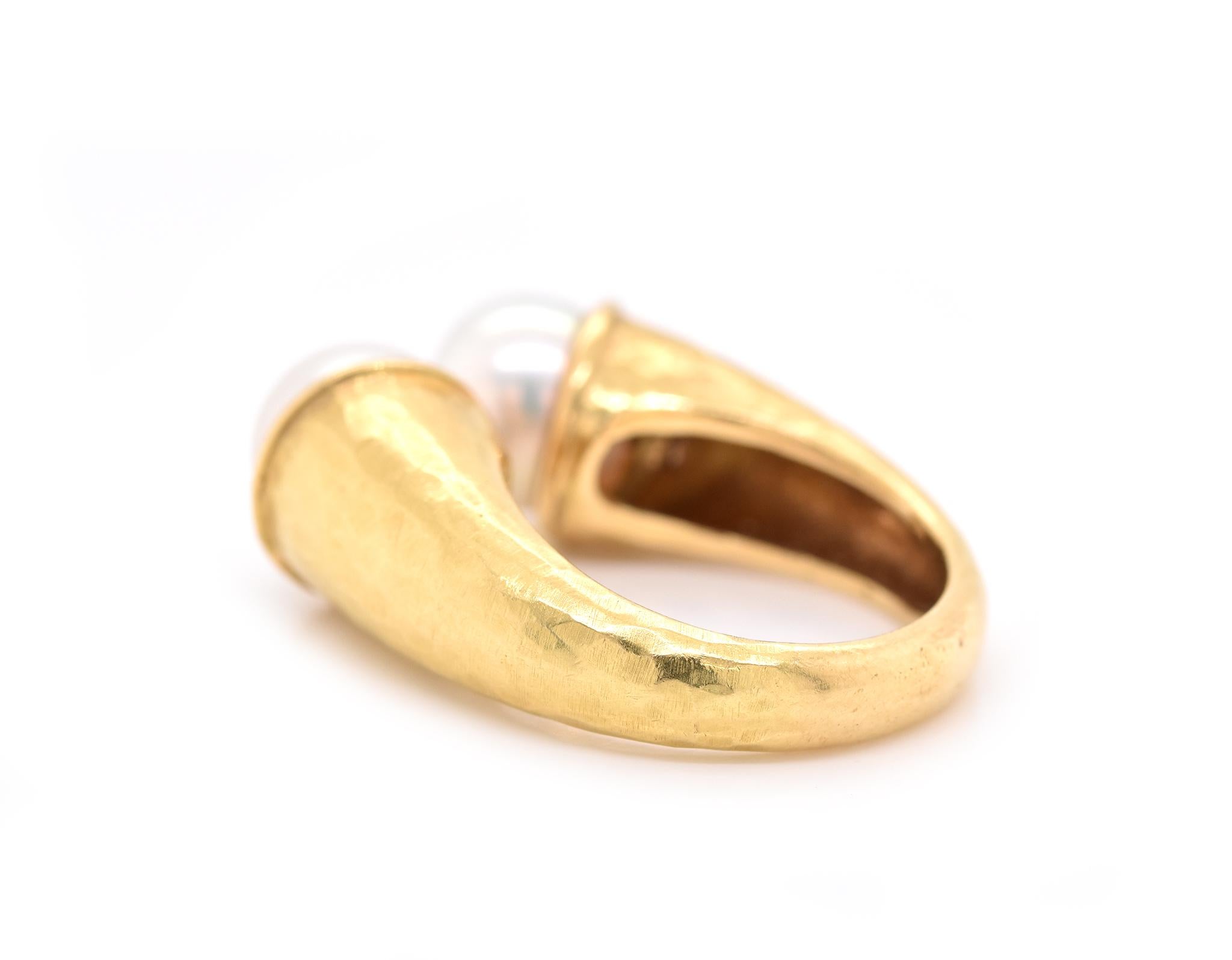 Bague en or jaune 18 carats avec perle de culture martelée Unisexe en vente