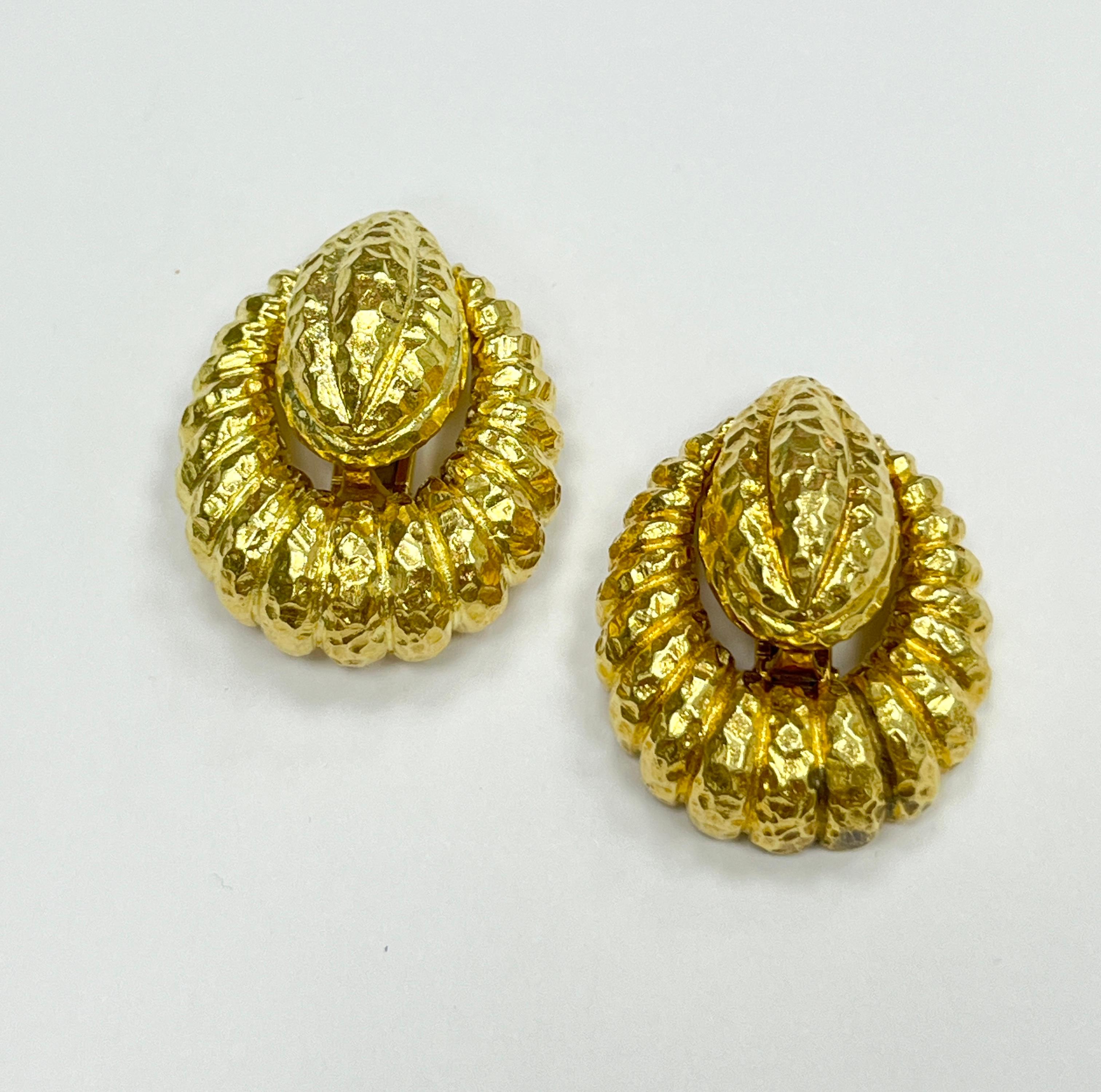 1970' 18K yellow gold hammered finish doorknot clip-on earrings weight 40.1 g
26.8 x 33.2 mm