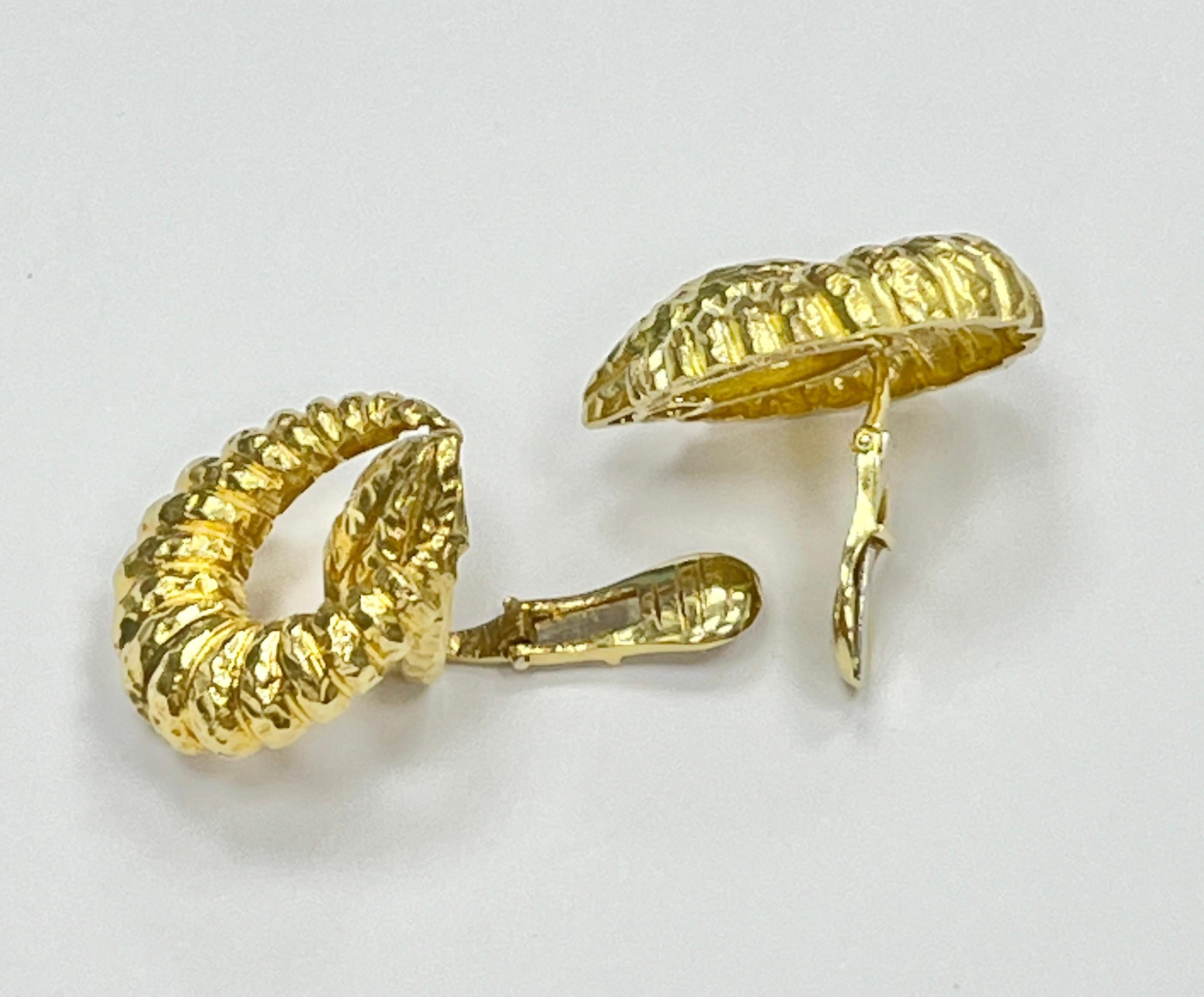 18K Yellow Gold Hammered Doorknot Clip-on Earrings For Sale 1