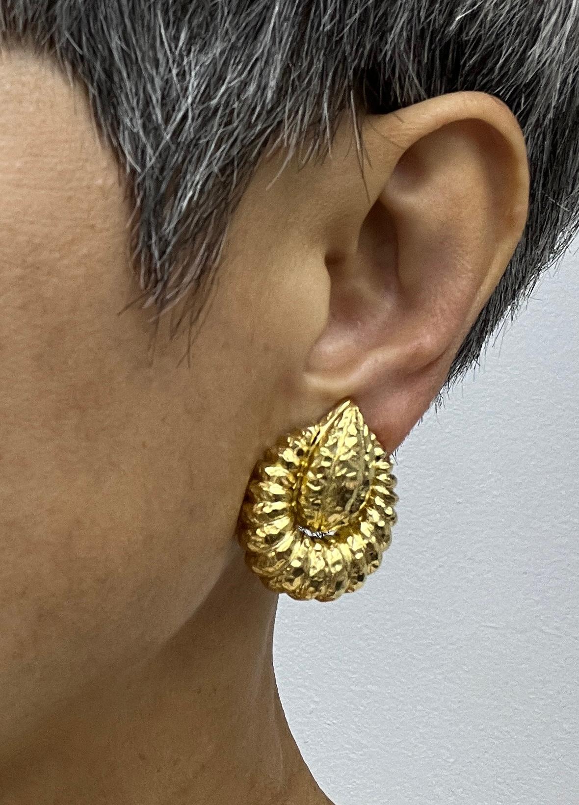 18K Yellow Gold Hammered Doorknot Clip-on Earrings For Sale 3