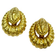 Boucles d'oreilles à clip en or jaune 18K Hammered Doorknot