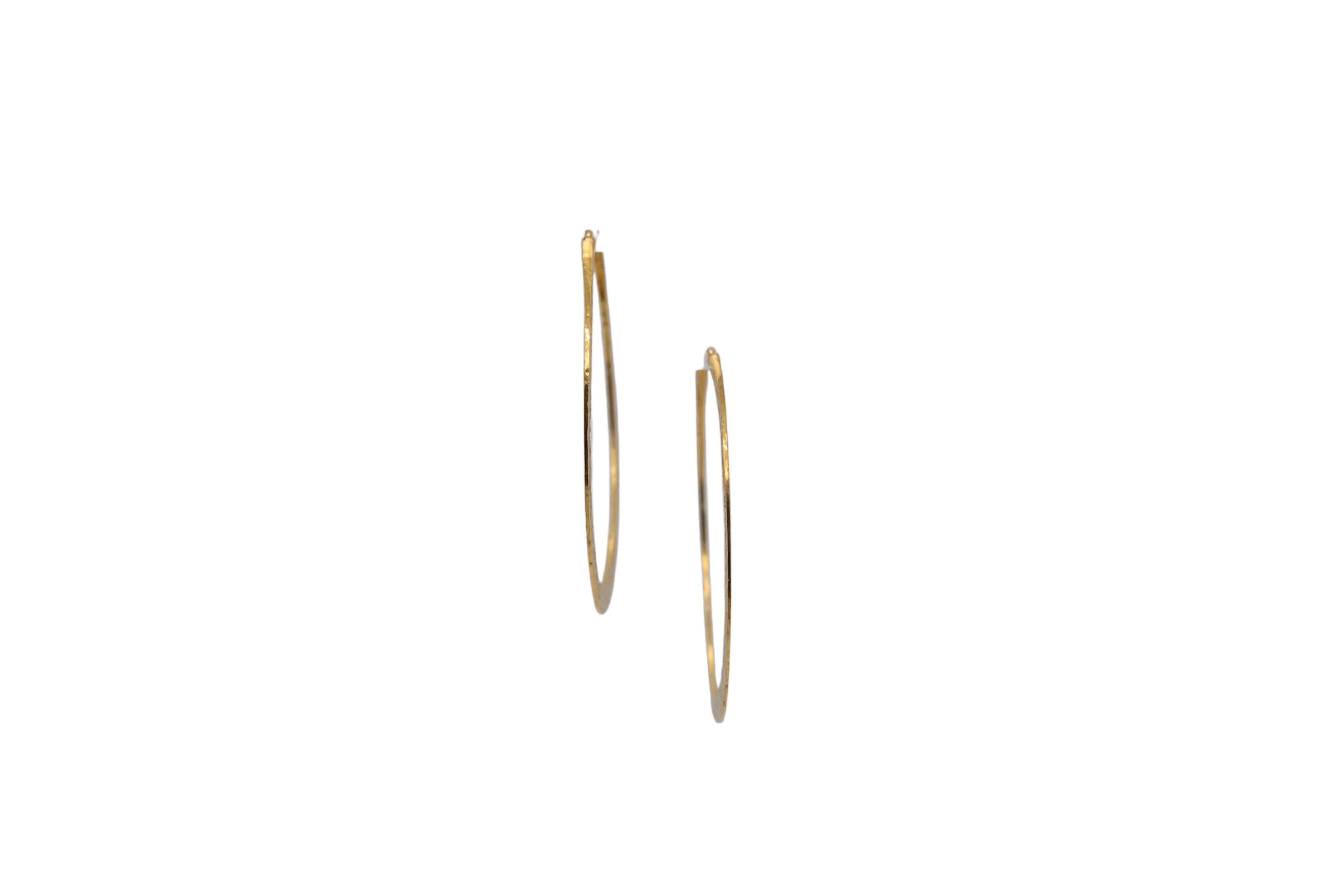 Boucles d'oreilles en or jaune 18 carats martelées - Elegance sans faille avec une touche de modernité

Ajoutez une touche de sophistication raffinée à votre collection de bijoux avec ces étonnantes boucles d'oreilles martelées en or jaune 18