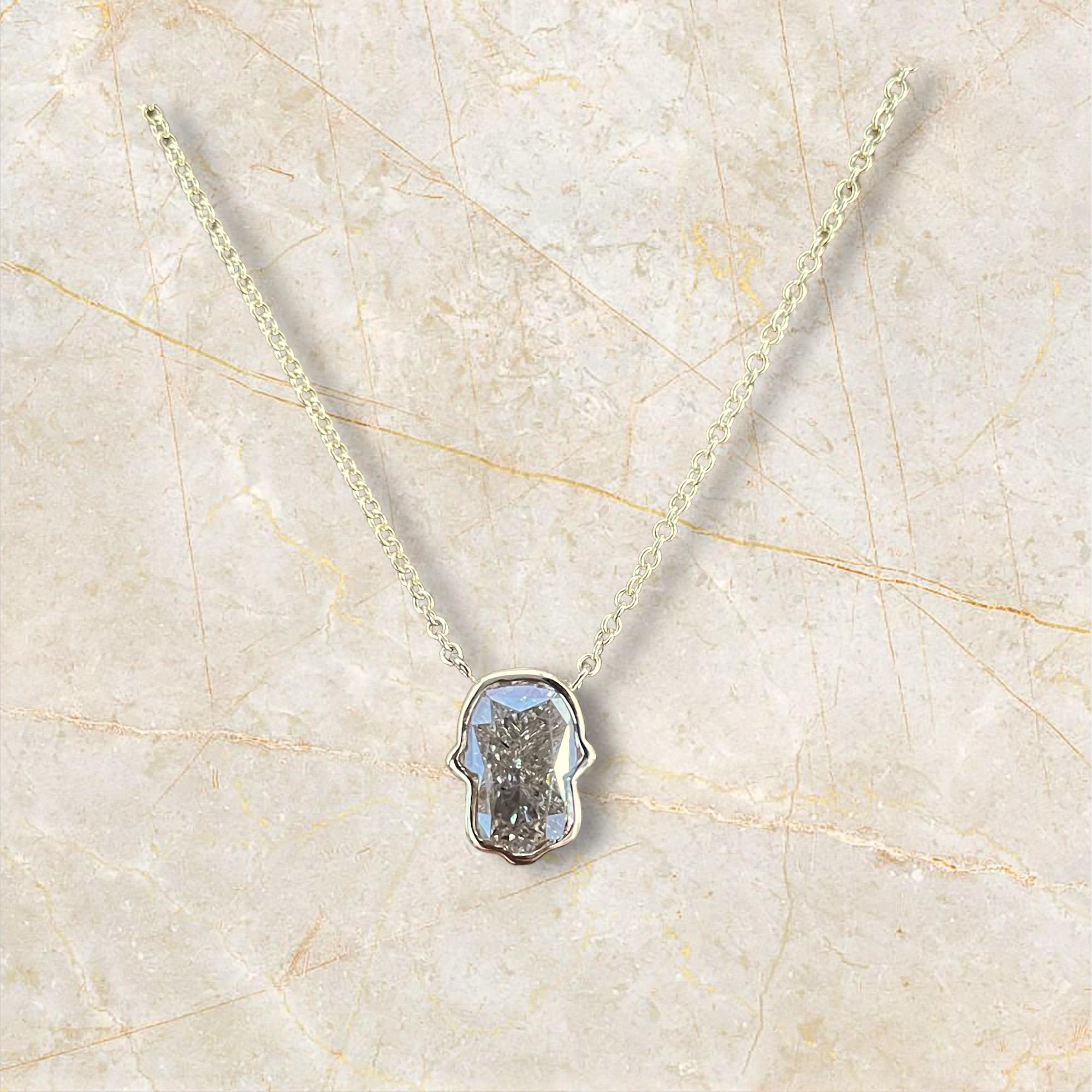 Ce pendentif Hamsa en or jaune 18 carats est orné d'un remarquable diamant serti est-ouest, offrant une touche unique à un symbole classique de protection et de chance.

MATERIAL : Or jaune 18K
Diamant : 1,56 ct

Prix de vente : $5499.00
