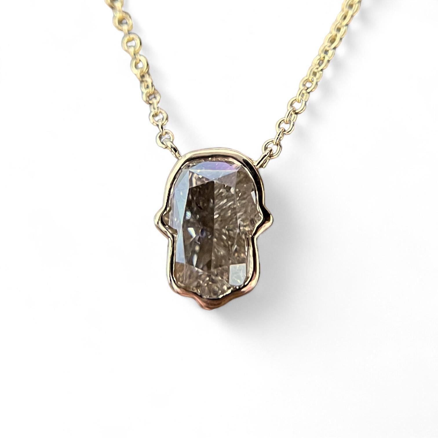Moderne Pendentif Hamsa en or jaune 18K avec diamant en vente