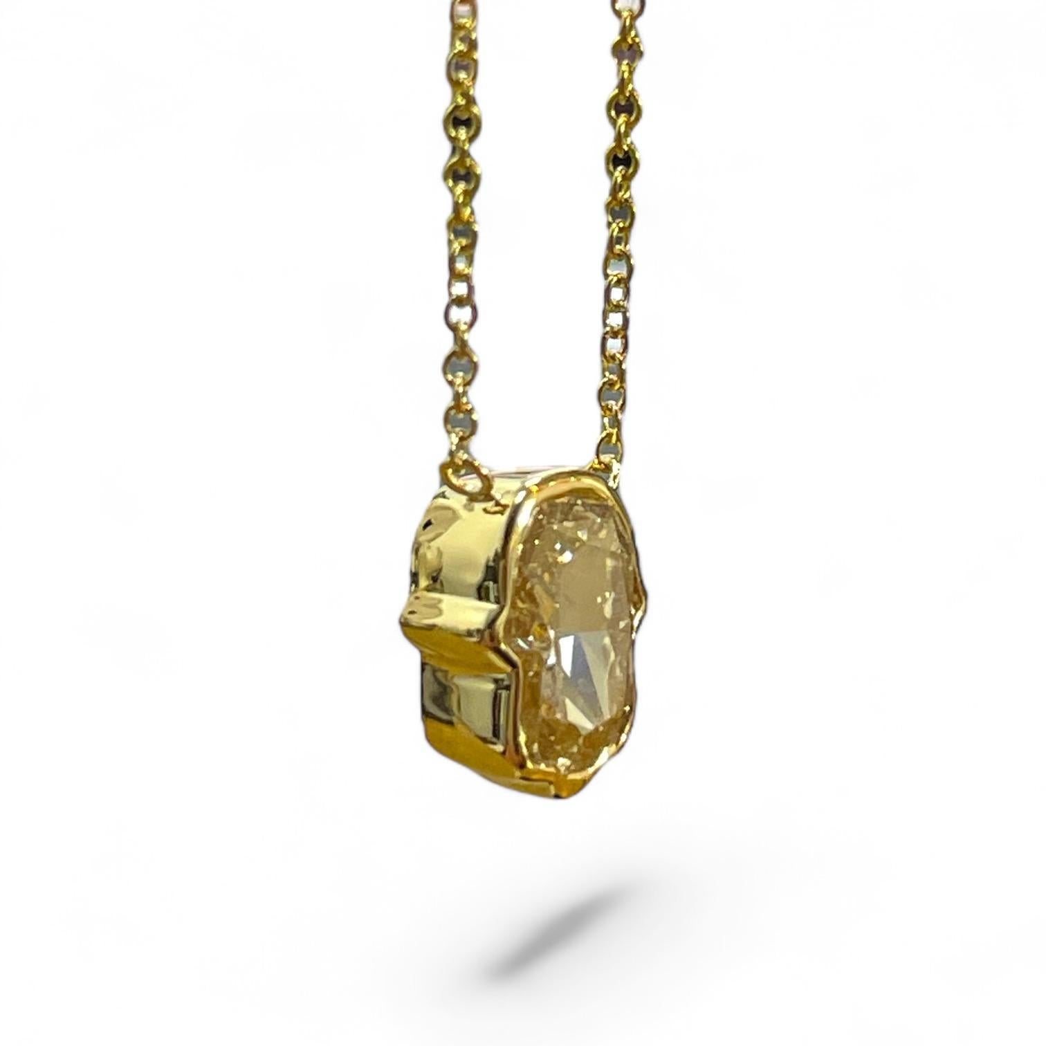 Taille coussin antique Pendentif Hamsa en or jaune 18K avec diamant en vente