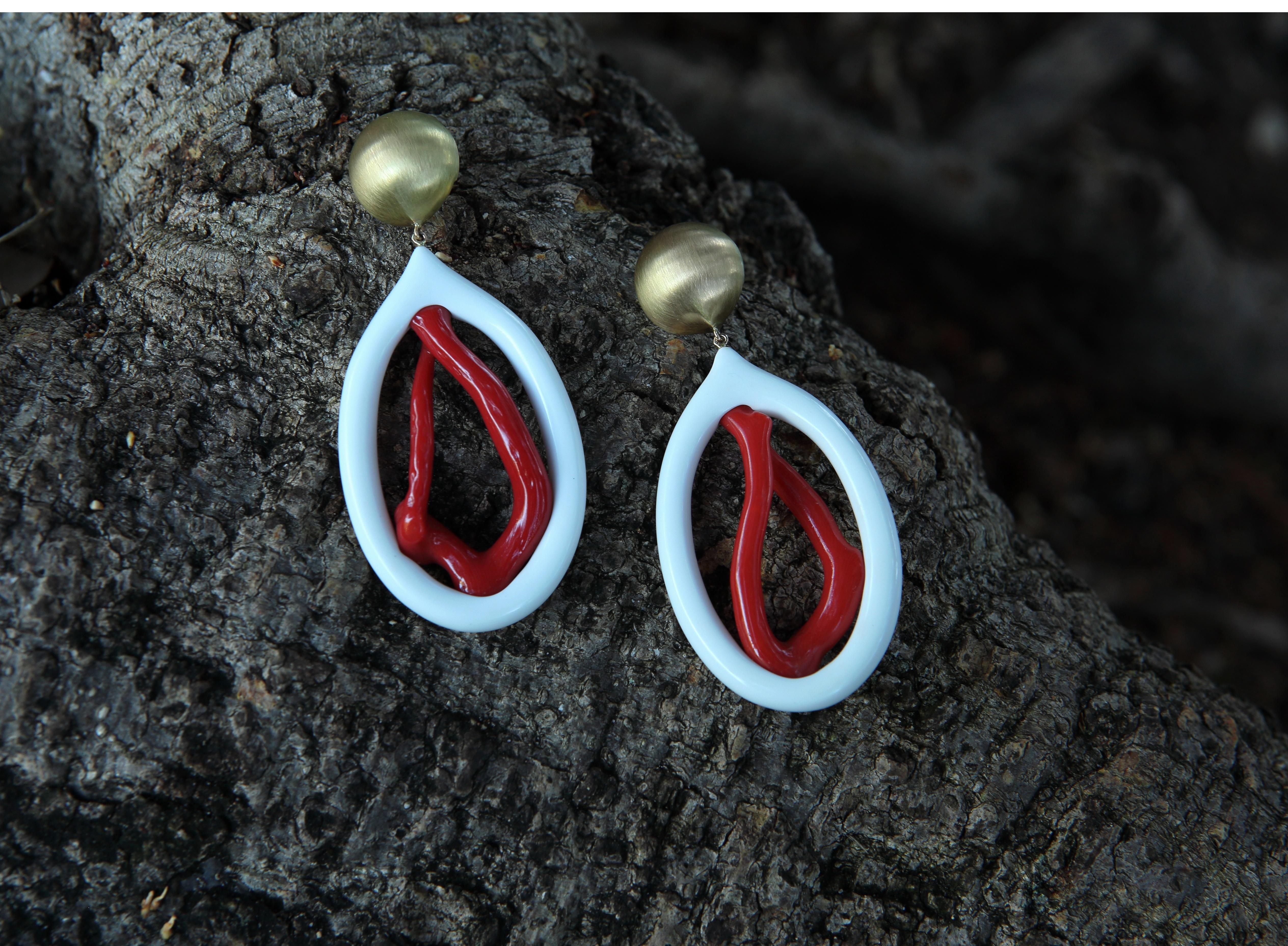 This one-of-a-kind pair of earrings are from Lingjun's 'MERGE' collection, featuring coral branches and Corian, set with a special technique developed by Lingjun in his MA programme in London. 

Up-cycled Corian, hand-carved by Lingjun, carefully