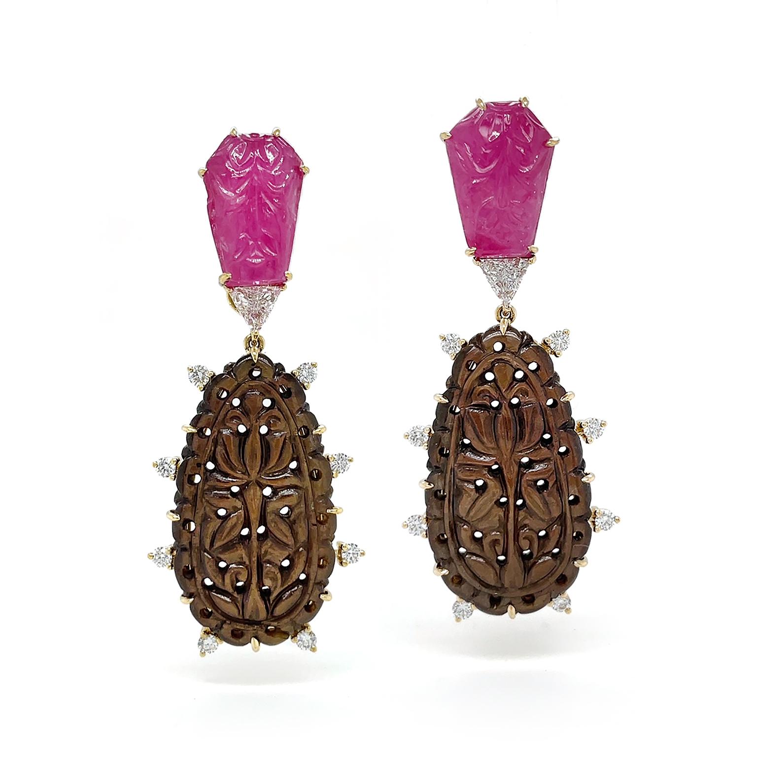 Pendientes de oro amarillo de 18 quilates de rubí y zafiro marrón tallados a mano en Nuevo estado para la venta en New York, NY