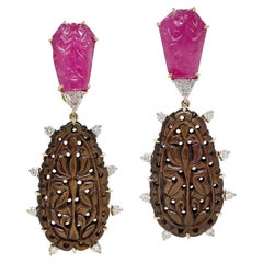 Boucles d'oreilles en or jaune 18K, rubis et saphirs bruns sculptés à la main