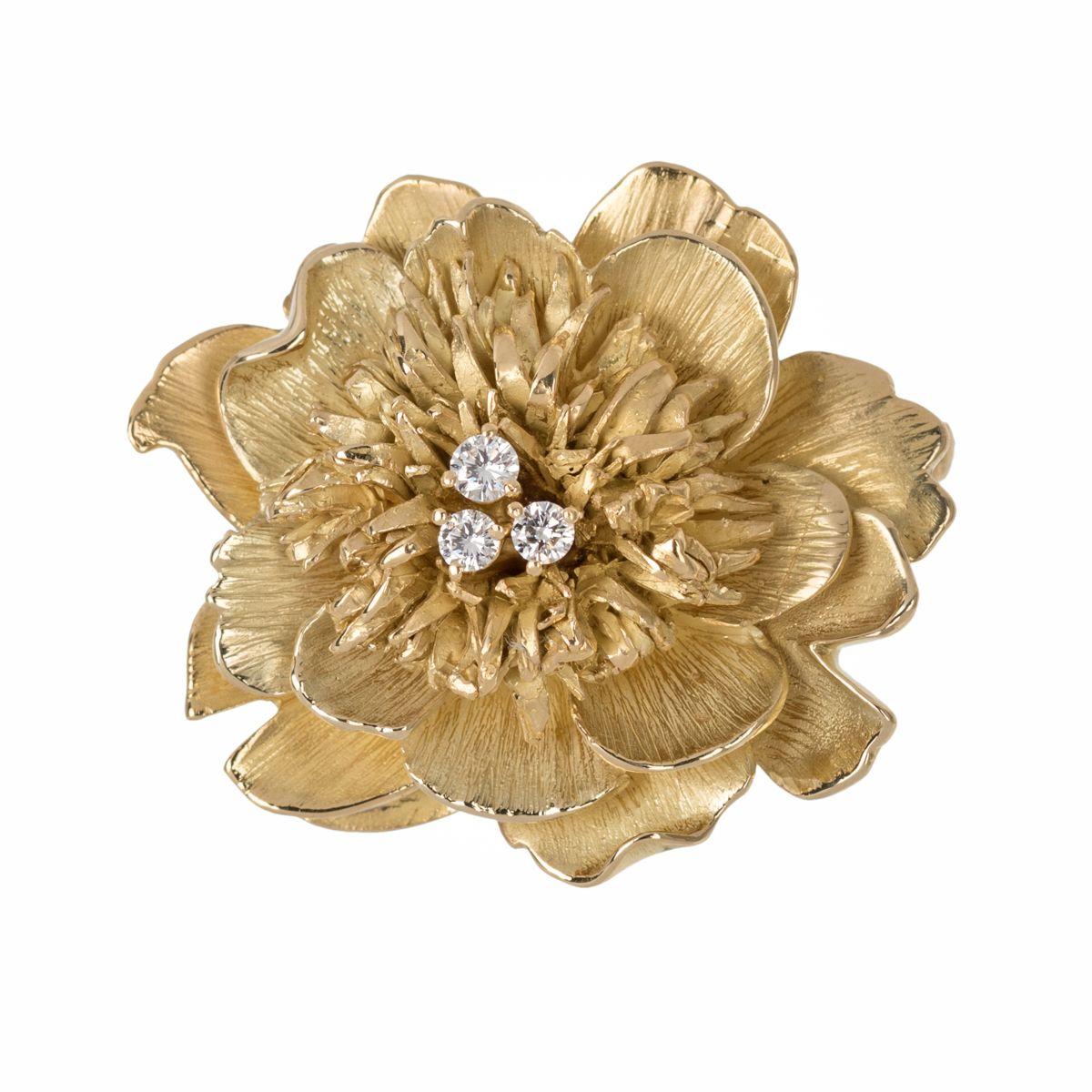 Taken from the Nature inspired collection, this finely hand-crafted 18k yellow gold Peony flower brooch features multiple layers of golden petals for an authentic flower look and feel. In the centre of the flower are three masterfully set sparkling