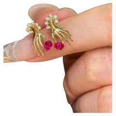 18K Gelbgold Hand Design Rubin-Ohrringe mit 0,10ct Diamanten