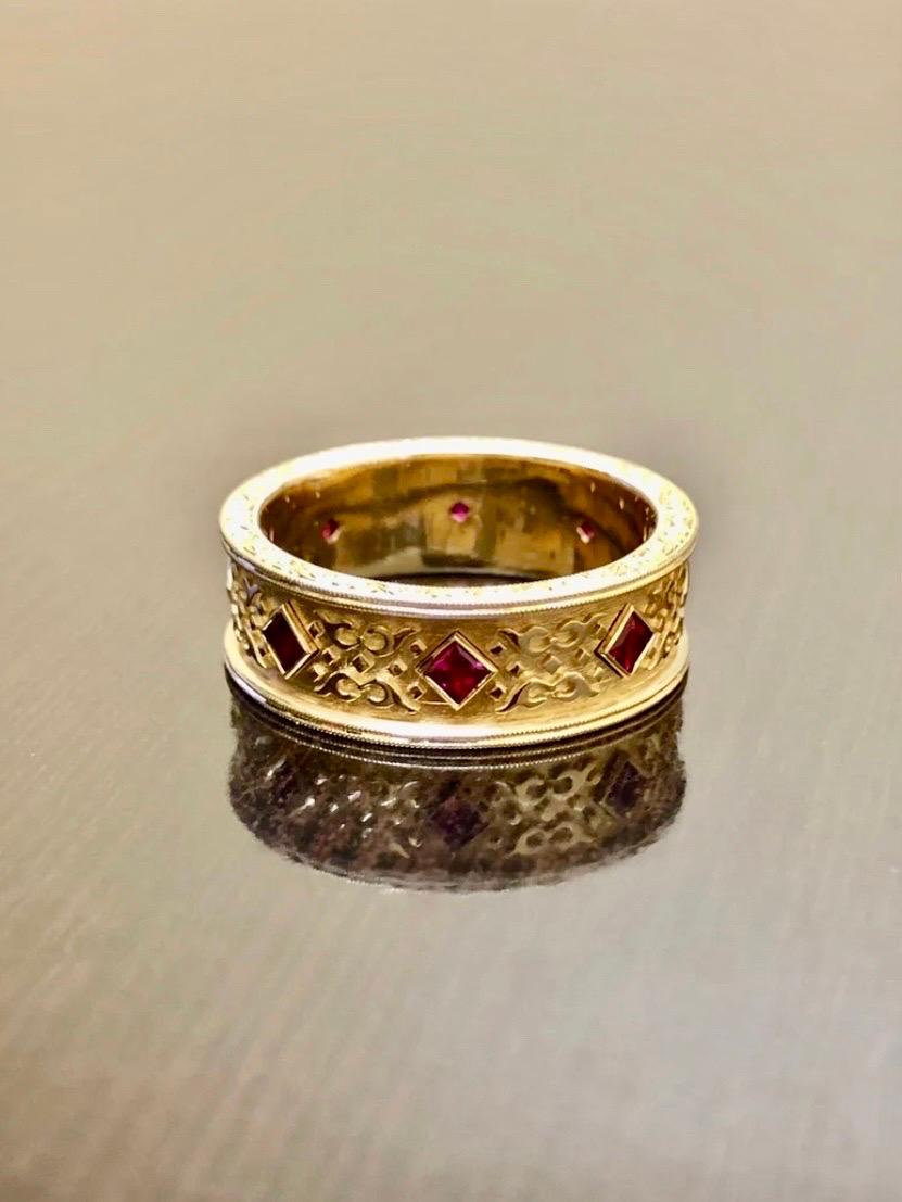 Anneau de mariage pour homme en or jaune 18 carats gravé à la main, éternité, taille princesse, rubis en vente 4