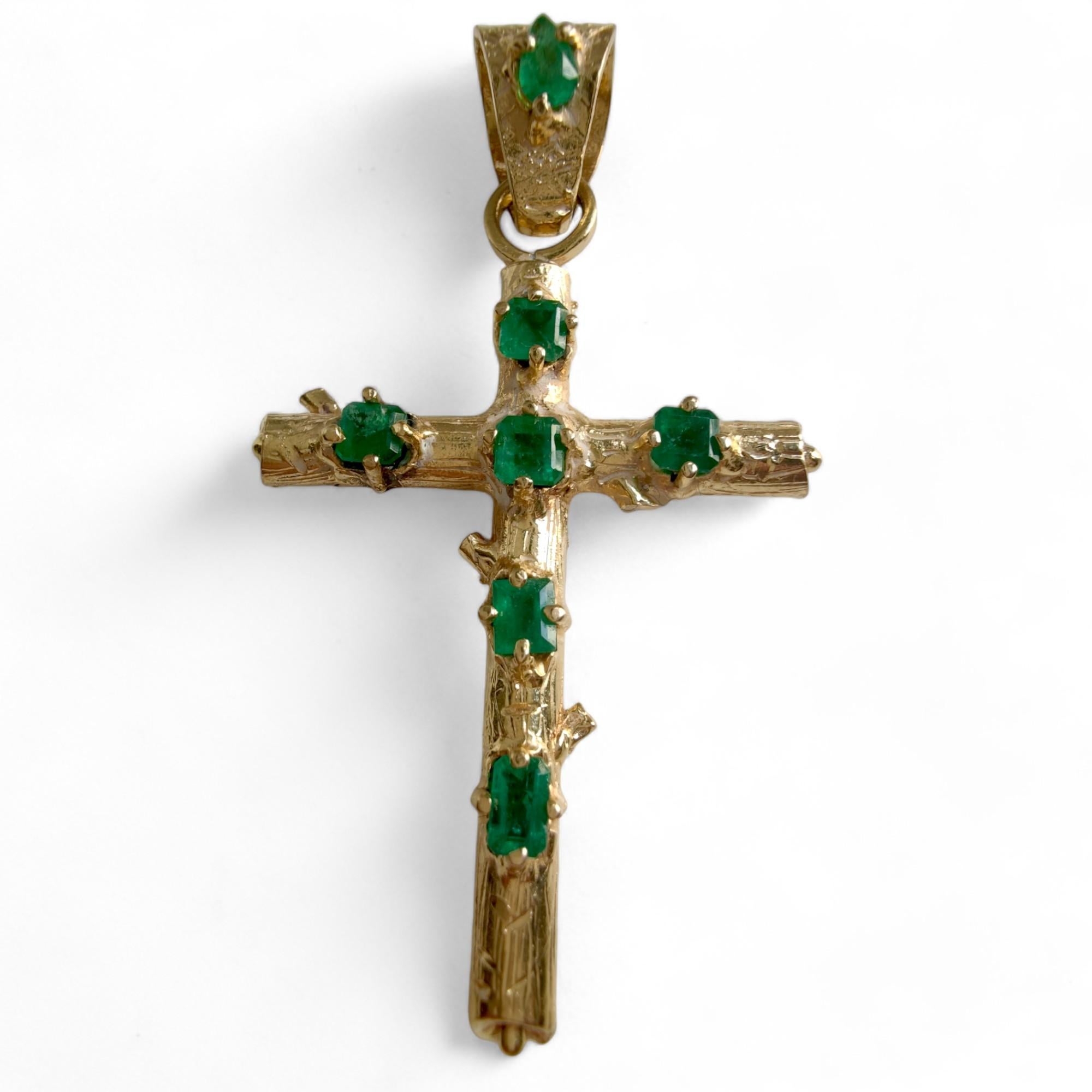 Discover this exclusive 18K Yellow Gold Cross Pendant, meticulously handmade and adorned with 7 embedded emeralds. A timeless masterpiece of craftsmanship that exudes symbolism and elegance. Every detail reflects the dedication and unique artistry,