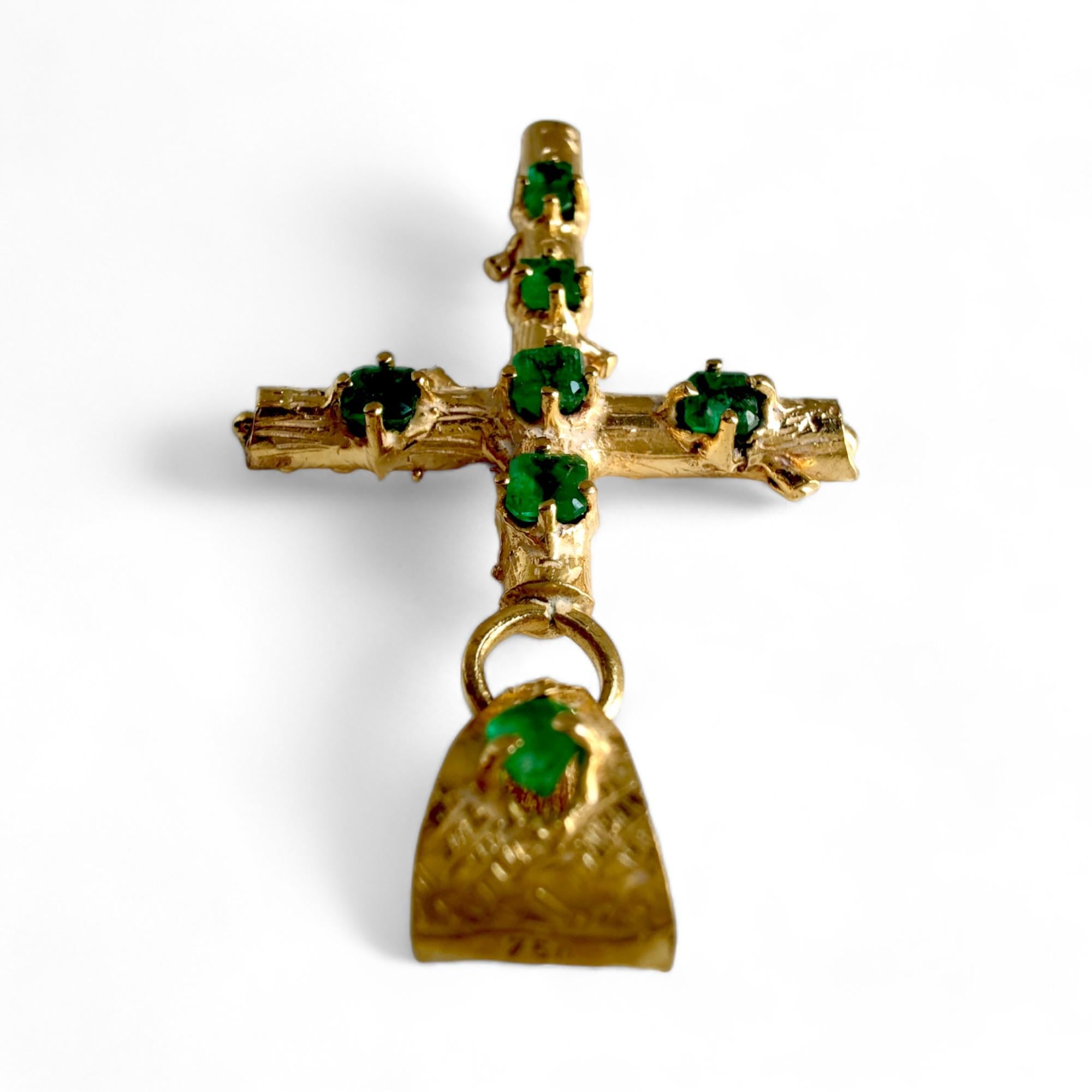 18K Yellow Gold Handmade Cross Pendant with  2.04 ct Emeralds - Unique Jewel In New Condition For Sale In MADRID, ES